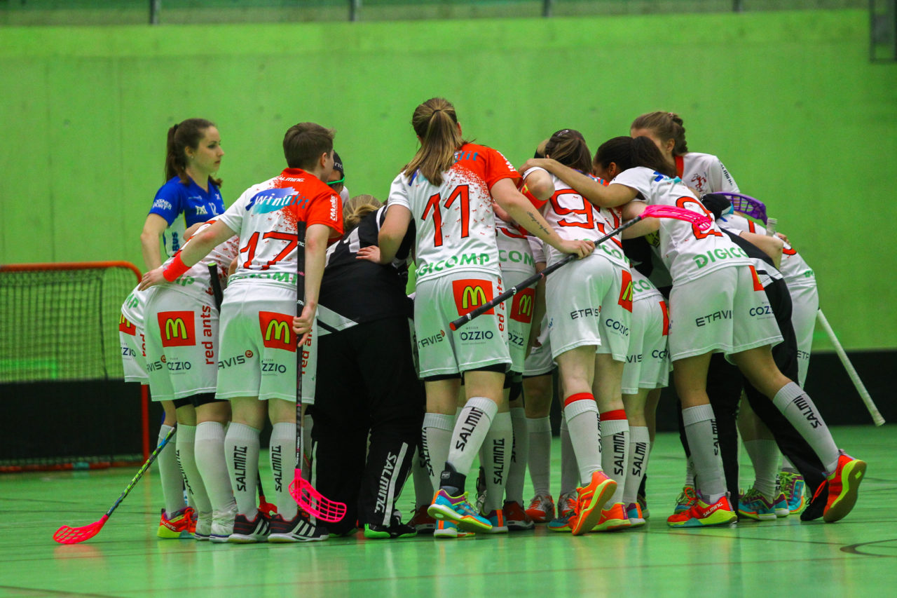 Hardau (Zürich), 08.04.2017, Unihockey Damen NLA Playoff Halbfinal 1. Spiel, UHC Dietlikon - Red Ants Rychenberg Winterthur, Torjubel Red Ants Rychenberg Winterthur

(Claudio Schwarz, unihockey-fotos.ch)

Copyright: Claudio Schwarz, unihockey-fotos.ch – Dieses Bild wurde durch swiss unihockey lizenziert und darf ausschliesslich auf den Online-Kanälen von swiss unihockey verwendet werden. Die redaktionelle oder kommerzielle Nutzung durch Dritte (Medien, Vereine, Unternehmen oder Privatpersonen) per Download von diesem flickr-Account ist ausgeschlossen. Das Bild kann bei Interesse via unihockey-fotos.ch kostenpflichtig lizenziert werden. unihockey-fotos.ch behält sich vor, fehlbaren Medien, Vereinen, Unternehmen oder Privatpersonen Bilder mit einem Zuschlag in Rechnung zu stellen.
