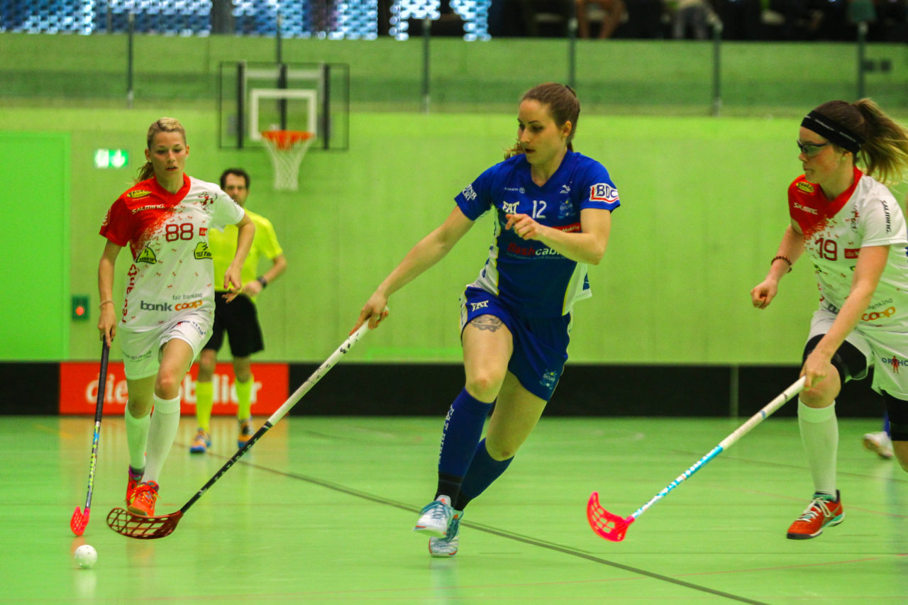 Hardau (Zürich), 08.04.2017, Unihockey Damen NLA Playoff Halbfinal 1. Spiel, UHC Dietlikon - Red Ants Rychenberg Winterthur, Tanja Stella (Nr. 12, UHC Dietlikon) zieht an Tanja Bühler (Nr. 19, Red Ants Rychenberg Winterthur) vorbei

(Claudio Schwarz, unihockey-fotos.ch)

Copyright: Claudio Schwarz, unihockey-fotos.ch – Dieses Bild wurde durch swiss unihockey lizenziert und darf ausschliesslich auf den Online-Kanälen von swiss unihockey verwendet werden. Die redaktionelle oder kommerzielle Nutzung durch Dritte (Medien, Vereine, Unternehmen oder Privatpersonen) per Download von diesem flickr-Account ist ausgeschlossen. Das Bild kann bei Interesse via unihockey-fotos.ch kostenpflichtig lizenziert werden. unihockey-fotos.ch behält sich vor, fehlbaren Medien, Vereinen, Unternehmen oder Privatpersonen Bilder mit einem Zuschlag in Rechnung zu stellen.