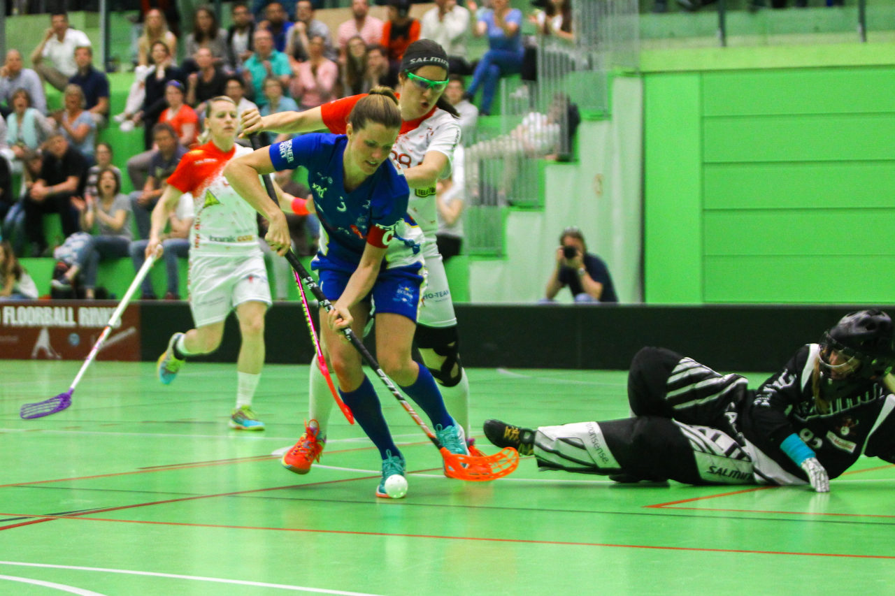 Hardau (Zürich), 08.04.2017, Unihockey Damen NLA Playoff Halbfinal 1. Spiel, UHC Dietlikon - Red Ants Rychenberg Winterthur, Linn Lundstroem (Nr. 3, UHC Dietlikon) im Zweikampf mit Fabienne Riner (Nr. 28, Red Ants Rychenberg Winterthur)

(Claudio Schwarz, unihockey-fotos.ch)

Copyright: Claudio Schwarz, unihockey-fotos.ch – Dieses Bild wurde durch swiss unihockey lizenziert und darf ausschliesslich auf den Online-Kanälen von swiss unihockey verwendet werden. Die redaktionelle oder kommerzielle Nutzung durch Dritte (Medien, Vereine, Unternehmen oder Privatpersonen) per Download von diesem flickr-Account ist ausgeschlossen. Das Bild kann bei Interesse via unihockey-fotos.ch kostenpflichtig lizenziert werden. unihockey-fotos.ch behält sich vor, fehlbaren Medien, Vereinen, Unternehmen oder Privatpersonen Bilder mit einem Zuschlag in Rechnung zu stellen.