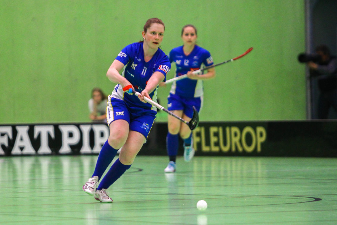 Hardau (Zürich), 08.04.2017, Unihockey Damen NLA Playoff Halbfinal 1. Spiel, UHC Dietlikon - Red Ants Rychenberg Winterthur, Laura Buergi (Nr. 11, UHC Dietlikon) spielt den Ball

(Claudio Schwarz, unihockey-fotos.ch)

Copyright: Claudio Schwarz, unihockey-fotos.ch – Dieses Bild wurde durch swiss unihockey lizenziert und darf ausschliesslich auf den Online-Kanälen von swiss unihockey verwendet werden. Die redaktionelle oder kommerzielle Nutzung durch Dritte (Medien, Vereine, Unternehmen oder Privatpersonen) per Download von diesem flickr-Account ist ausgeschlossen. Das Bild kann bei Interesse via unihockey-fotos.ch kostenpflichtig lizenziert werden. unihockey-fotos.ch behält sich vor, fehlbaren Medien, Vereinen, Unternehmen oder Privatpersonen Bilder mit einem Zuschlag in Rechnung zu stellen.