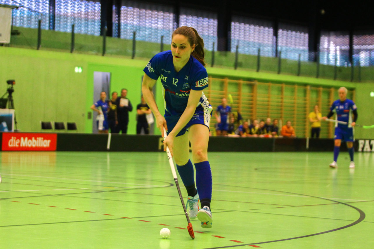 Hardau (Zürich), 08.04.2017, Unihockey Damen NLA Playoff Halbfinal 1. Spiel, UHC Dietlikon - Red Ants Rychenberg Winterthur, Tanja Stella (Nr. 12, UHC Dietlikon) schiesst das 4:2

(Claudio Schwarz, unihockey-fotos.ch)

Copyright: Claudio Schwarz, unihockey-fotos.ch – Dieses Bild wurde durch swiss unihockey lizenziert und darf ausschliesslich auf den Online-Kanälen von swiss unihockey verwendet werden. Die redaktionelle oder kommerzielle Nutzung durch Dritte (Medien, Vereine, Unternehmen oder Privatpersonen) per Download von diesem flickr-Account ist ausgeschlossen. Das Bild kann bei Interesse via unihockey-fotos.ch kostenpflichtig lizenziert werden. unihockey-fotos.ch behält sich vor, fehlbaren Medien, Vereinen, Unternehmen oder Privatpersonen Bilder mit einem Zuschlag in Rechnung zu stellen.