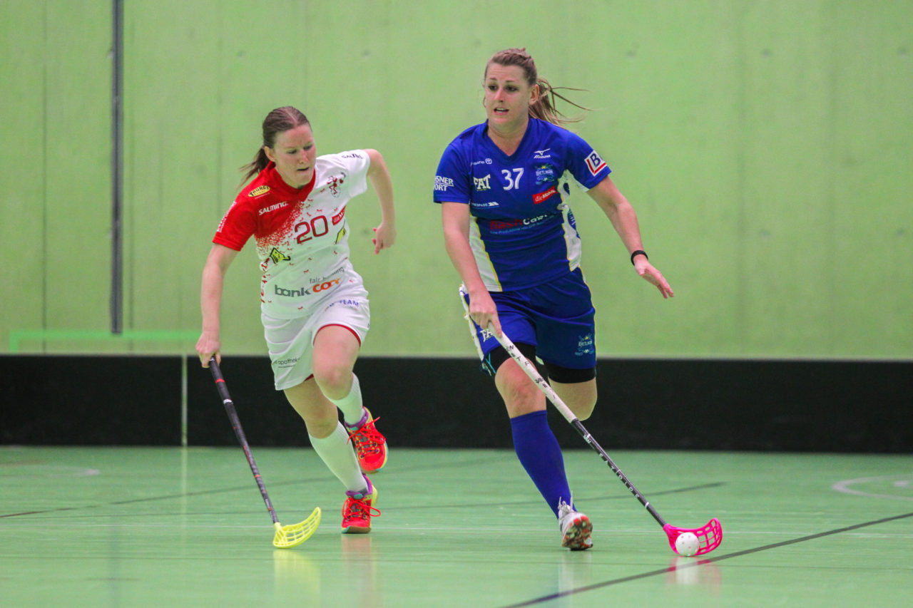 Hardau (Zürich), 08.04.2017, Unihockey Damen NLA Playoff Halbfinal 1. Spiel, UHC Dietlikon - Red Ants Rychenberg Winterthur, Andrea Streiff (Nr. 37, UHC Dietlikon) zieht Alexandra Frick (Nr. 20, Red Ants Rychenberg Winterthur) davon

(Claudio Schwarz, unihockey-fotos.ch)

Copyright: Claudio Schwarz, unihockey-fotos.ch – Dieses Bild wurde durch swiss unihockey lizenziert und darf ausschliesslich auf den Online-Kanälen von swiss unihockey verwendet werden. Die redaktionelle oder kommerzielle Nutzung durch Dritte (Medien, Vereine, Unternehmen oder Privatpersonen) per Download von diesem flickr-Account ist ausgeschlossen. Das Bild kann bei Interesse via unihockey-fotos.ch kostenpflichtig lizenziert werden. unihockey-fotos.ch behält sich vor, fehlbaren Medien, Vereinen, Unternehmen oder Privatpersonen Bilder mit einem Zuschlag in Rechnung zu stellen.