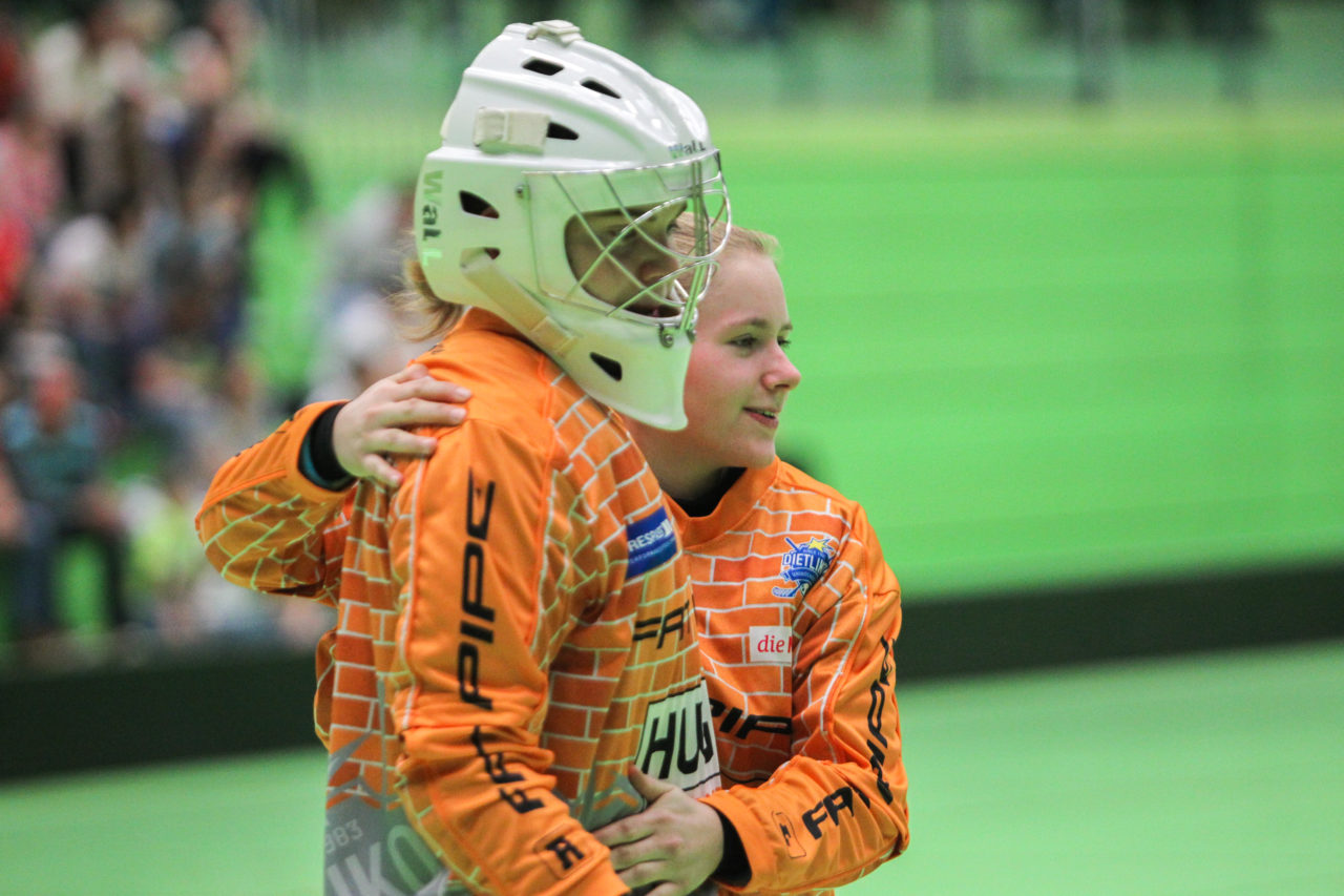 Hardau (Zürich), 08.04.2017, Unihockey Damen NLA Playoff Halbfinal 1. Spiel, UHC Dietlikon - Red Ants Rychenberg Winterthur, Monika Schmid (Nr. 29, UHC Dietlikon) und Jill Muenger (Nr. 1, UHC Dietlikon) freuen sich über den Sieg

(Claudio Schwarz, unihockey-fotos.ch)

Copyright: Claudio Schwarz, unihockey-fotos.ch – Dieses Bild wurde durch swiss unihockey lizenziert und darf ausschliesslich auf den Online-Kanälen von swiss unihockey verwendet werden. Die redaktionelle oder kommerzielle Nutzung durch Dritte (Medien, Vereine, Unternehmen oder Privatpersonen) per Download von diesem flickr-Account ist ausgeschlossen. Das Bild kann bei Interesse via unihockey-fotos.ch kostenpflichtig lizenziert werden. unihockey-fotos.ch behält sich vor, fehlbaren Medien, Vereinen, Unternehmen oder Privatpersonen Bilder mit einem Zuschlag in Rechnung zu stellen.
