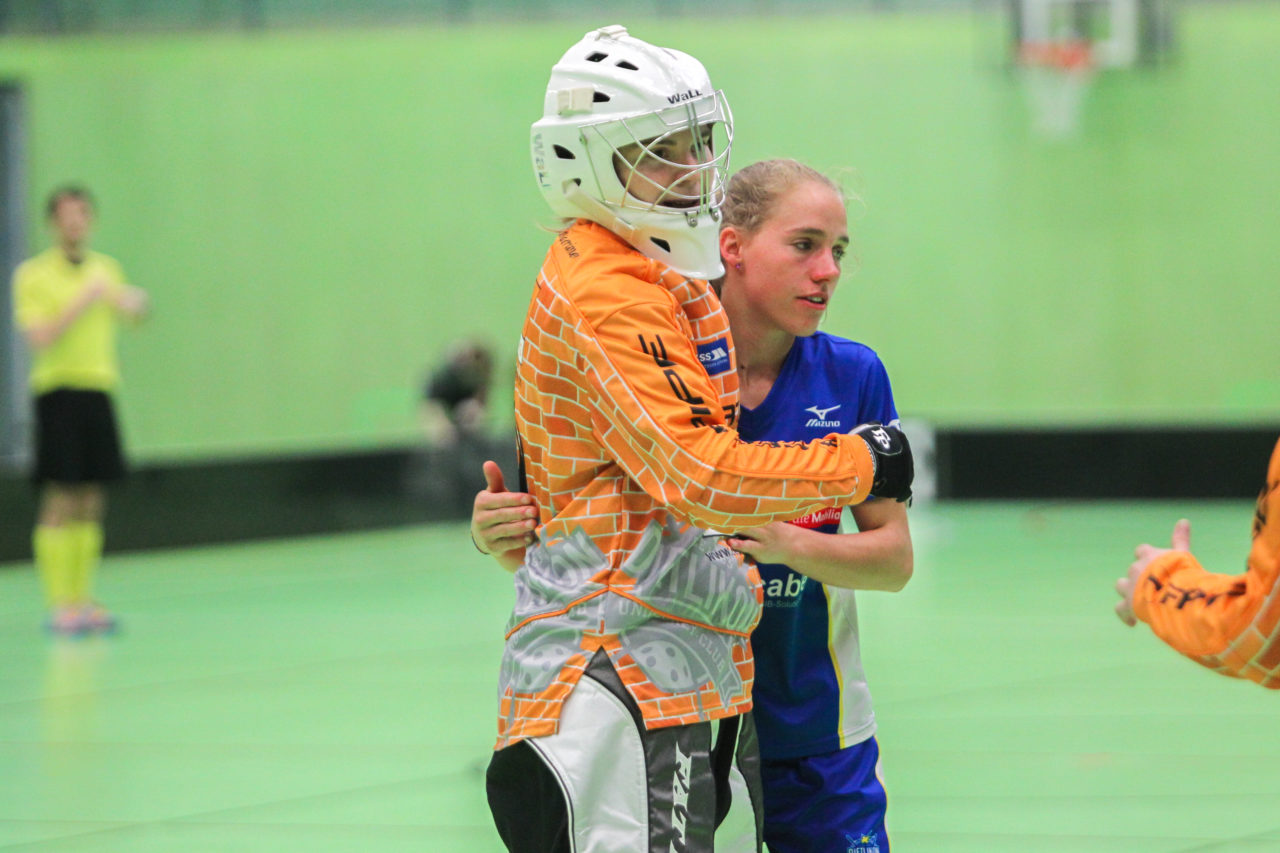 Hardau (Zürich), 08.04.2017, Unihockey Damen NLA Playoff Halbfinal 1. Spiel, UHC Dietlikon - Red Ants Rychenberg Winterthur, Monika Schmid (Nr. 29, UHC Dietlikon) jubelt mit Karin Guettinger (Nr. 8, UHC Dietlikon) über den Finaleinzug

(Claudio Schwarz, unihockey-fotos.ch)

Copyright: Claudio Schwarz, unihockey-fotos.ch – Dieses Bild wurde durch swiss unihockey lizenziert und darf ausschliesslich auf den Online-Kanälen von swiss unihockey verwendet werden. Die redaktionelle oder kommerzielle Nutzung durch Dritte (Medien, Vereine, Unternehmen oder Privatpersonen) per Download von diesem flickr-Account ist ausgeschlossen. Das Bild kann bei Interesse via unihockey-fotos.ch kostenpflichtig lizenziert werden. unihockey-fotos.ch behält sich vor, fehlbaren Medien, Vereinen, Unternehmen oder Privatpersonen Bilder mit einem Zuschlag in Rechnung zu stellen.