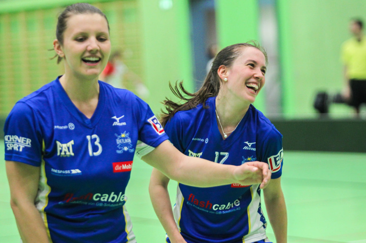 Hardau (Zürich), 08.04.2017, Unihockey Damen NLA Playoff Halbfinal 1. Spiel, UHC Dietlikon - Red Ants Rychenberg Winterthur, Linda Pedrazzoli (Nr. 13, UHC Dietlikon) freut sich mit Evelyne Ackermann (Nr. 17, UHC Dietlikon) über den Finaleinzug

(Claudio Schwarz, unihockey-fotos.ch)

Copyright: Claudio Schwarz, unihockey-fotos.ch – Dieses Bild wurde durch swiss unihockey lizenziert und darf ausschliesslich auf den Online-Kanälen von swiss unihockey verwendet werden. Die redaktionelle oder kommerzielle Nutzung durch Dritte (Medien, Vereine, Unternehmen oder Privatpersonen) per Download von diesem flickr-Account ist ausgeschlossen. Das Bild kann bei Interesse via unihockey-fotos.ch kostenpflichtig lizenziert werden. unihockey-fotos.ch behält sich vor, fehlbaren Medien, Vereinen, Unternehmen oder Privatpersonen Bilder mit einem Zuschlag in Rechnung zu stellen.
