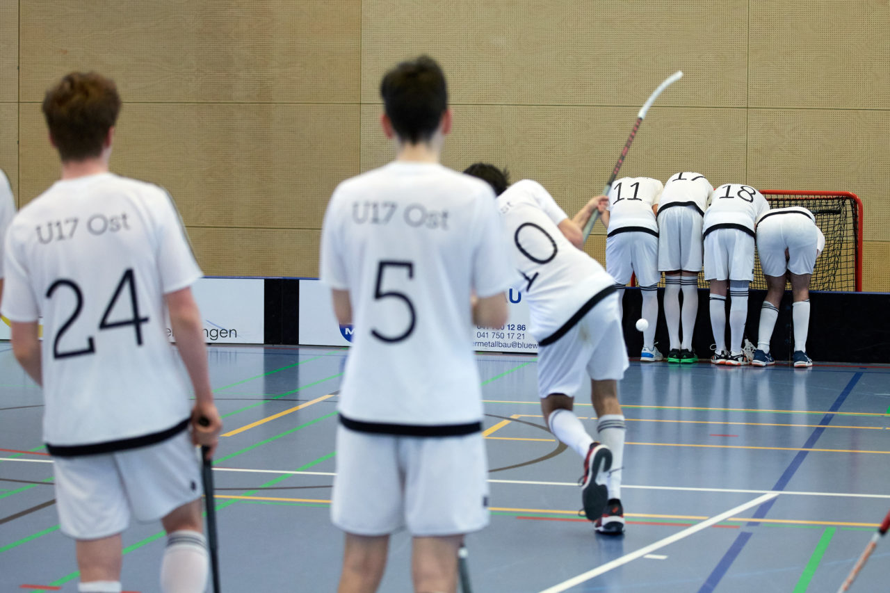 Junioren U17 Trophy Finalturnier mit den Teams U17 Zentral, U17 West, U17 Ost,  Zug United U18, Zürich United B18 und Team Bern am 29. und 30. April 2017 in der Sporthalle Hofmatt in Oberägeri 
Bild: Michael Peter