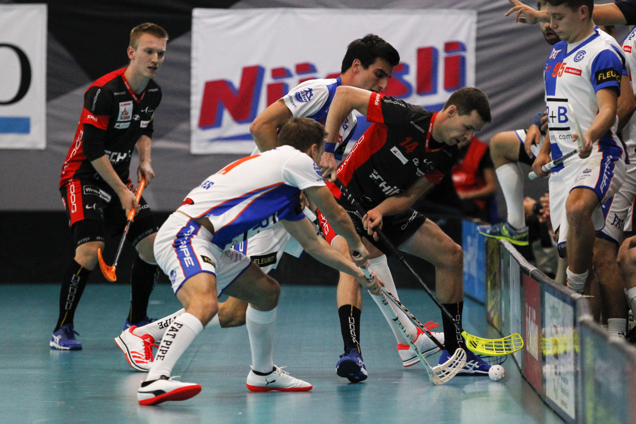 Thomas Aellig (Nr. 14, UHC Uster) wird von Cyril Zolliker (Nr. 11, GC Unihockey) und Julian Müller (Nr. 9, GC Unihockey) in die Mangel genommen.

(16.09.2017; UHC Uster - GC Unihockey; Buchholz, Uster)
Photos: www.unihockey-fotos.ch Claudio Thoma