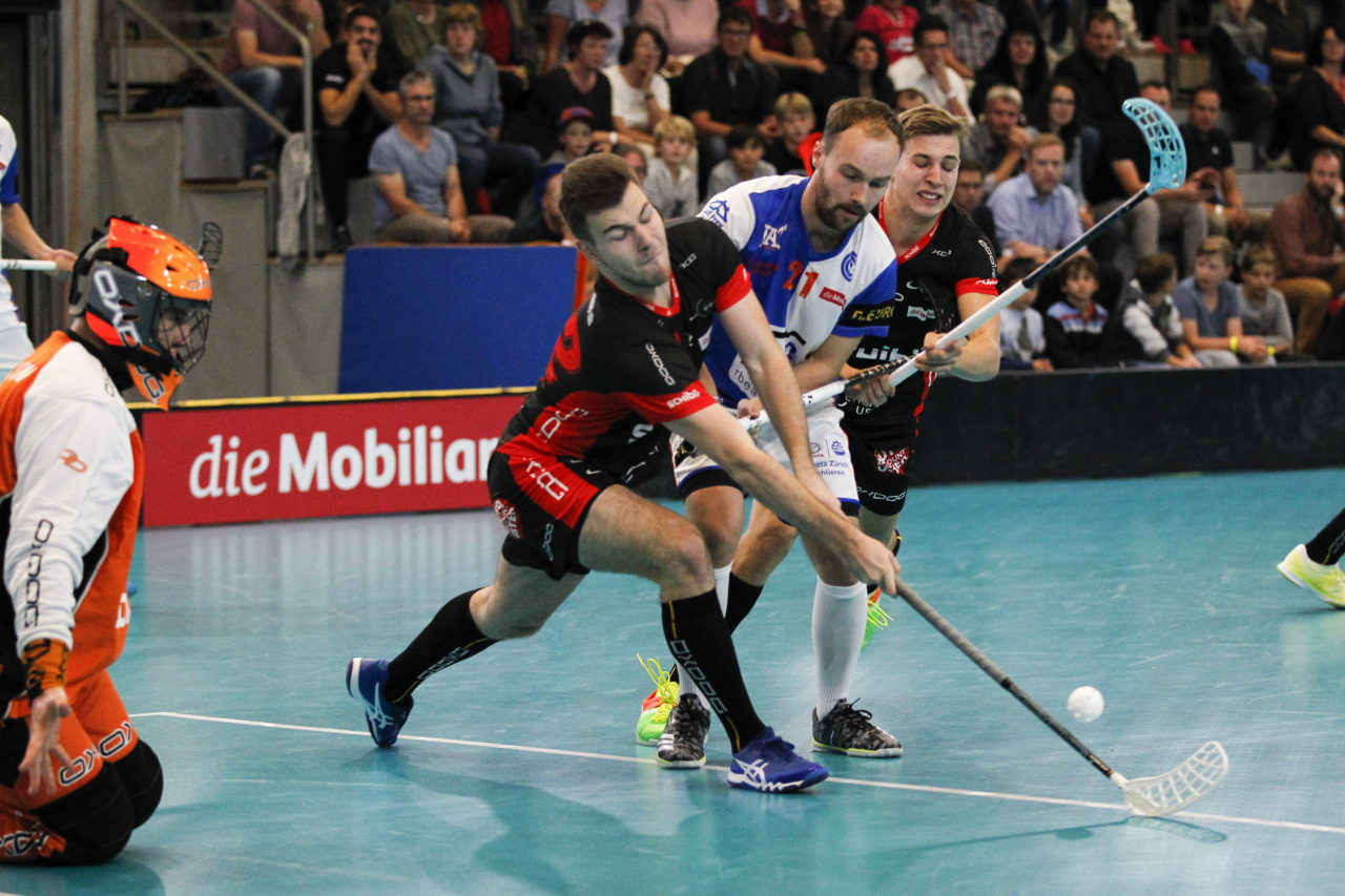Nicola Heierli (Nr. 22, UHC Uster) blockt einen Schuss von Emil Julkunen (Nr. 21, GC Unihockey).

(16.09.2017; UHC Uster - GC Unihockey; Buchholz, Uster)
Photos: www.unihockey-fotos.ch Claudio Thoma
