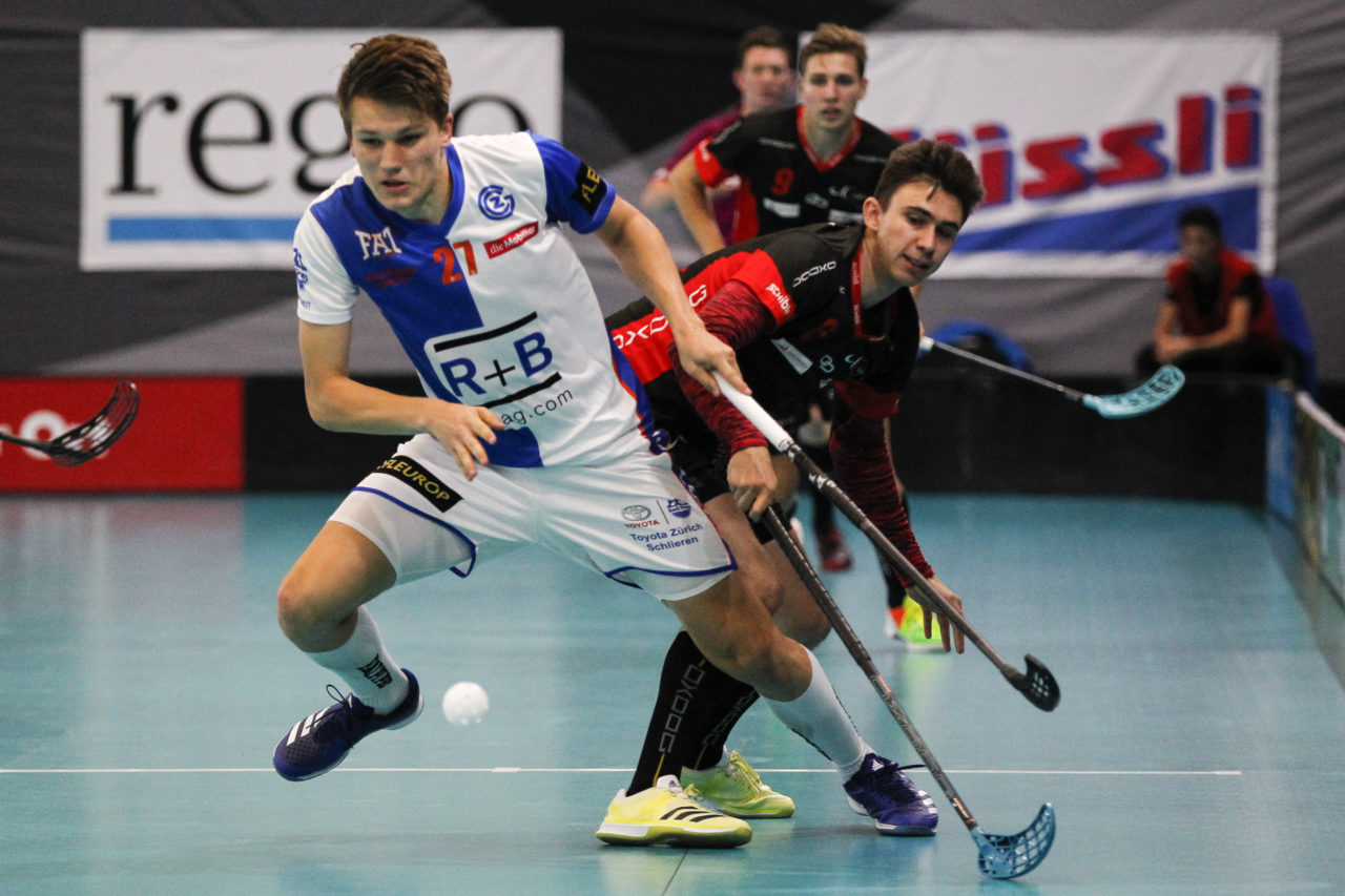 Cyrill Pedolin (Nr. 27, GC Unihockey) schneller als Florian Niderroest (Nr. 6, UHC Uster).

(16.09.2017; UHC Uster - GC Unihockey; Buchholz, Uster)
Photos: www.unihockey-fotos.ch Claudio Thoma
