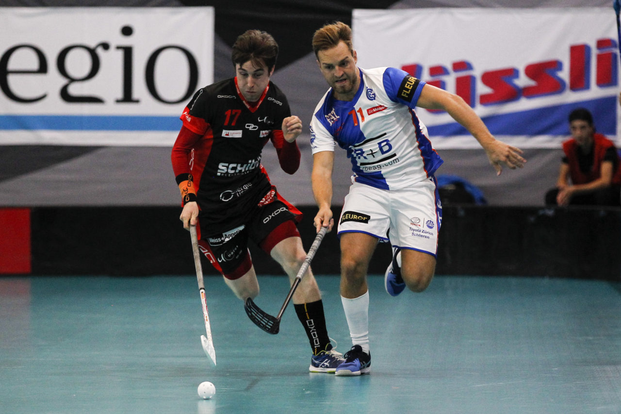 Roberto Vizzini (Nr. 71, GC Unihockey) im Laufduell mit Romano Schubiger (Nr. 17, UHC Uster).

(16.09.2017; UHC Uster - GC Unihockey; Buchholz, Uster)
Photos: www.unihockey-fotos.ch Claudio Thoma