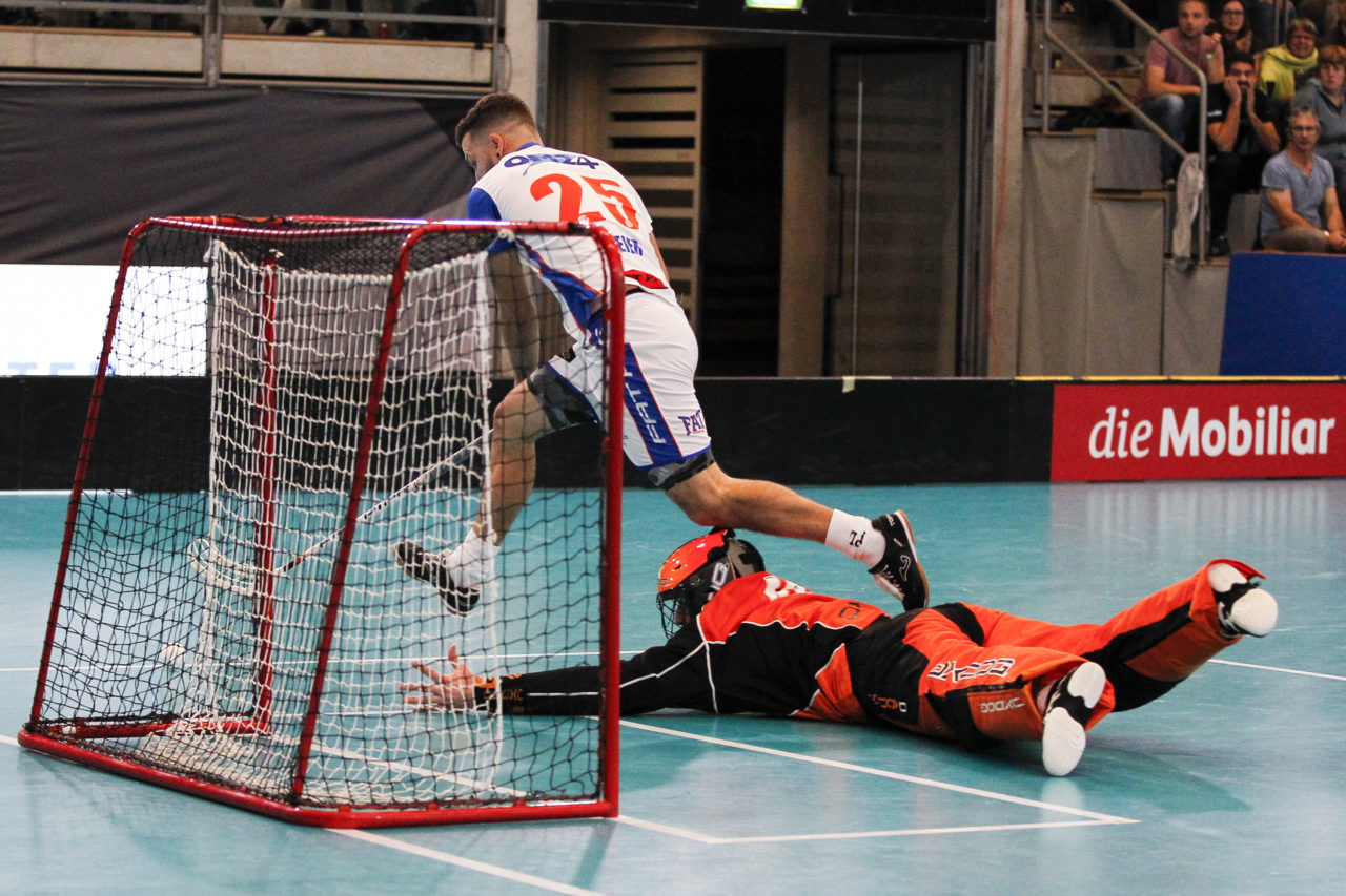 Christoph Meier (Nr. 25, GC Unihockey) erzielt gegen David Holenstein (Nr. 46, UHC Uster) die 0:1 Fuehrung fuer die Gaeste.

(16.09.2017; UHC Uster - GC Unihockey; Buchholz, Uster)
Photos: www.unihockey-fotos.ch Claudio Thoma