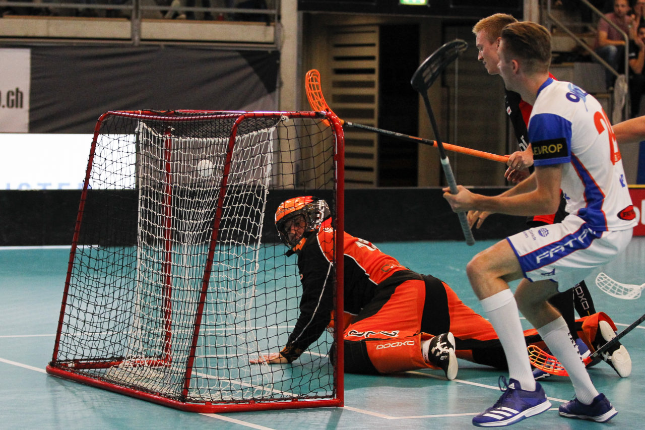 Christoph Meier (Nr. 25, GC Unihockey) erzielt gegen David Holenstein (Nr. 46, UHC Uster) die 0:1 Fuehrung fuer die Gaeste.

(16.09.2017; UHC Uster - GC Unihockey; Buchholz, Uster)
Photos: www.unihockey-fotos.ch Claudio Thoma