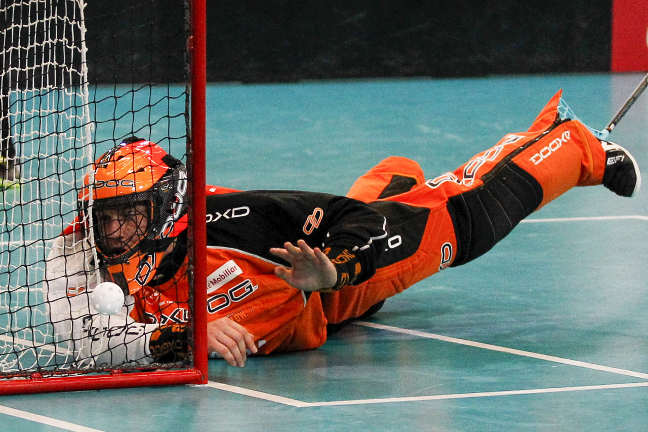 David Holenstein (Nr. 46, UHC Uster) hat den Ball im Blick.

(16.09.2017; UHC Uster - GC Unihockey; Buchholz, Uster)
Photos: www.unihockey-fotos.ch Claudio Thoma