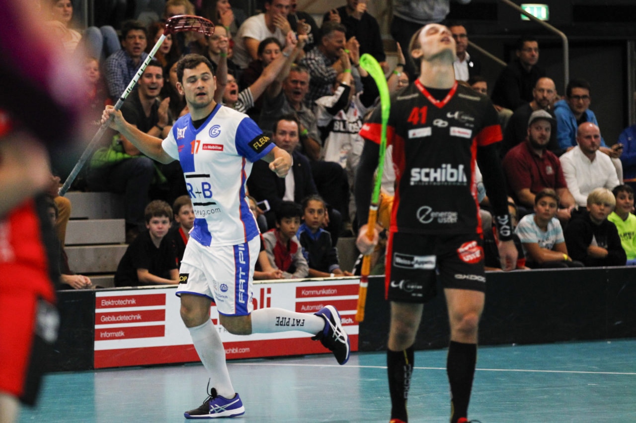 Andreas Honold (Nr. 17, GC Unihockey) trifft zum 0:2 fuer GC.

(16.09.2017; UHC Uster - GC Unihockey; Buchholz, Uster)
Photos: www.unihockey-fotos.ch Claudio Thoma