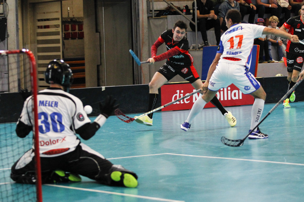 Abschluss von Florian Niderroest (Nr. 6, UHC Uster) auf Pascal Meier (Nr. 30, GC Unihockey).

(16.09.2017; UHC Uster - GC Unihockey; Buchholz, Uster)
Photos: www.unihockey-fotos.ch Claudio Thoma