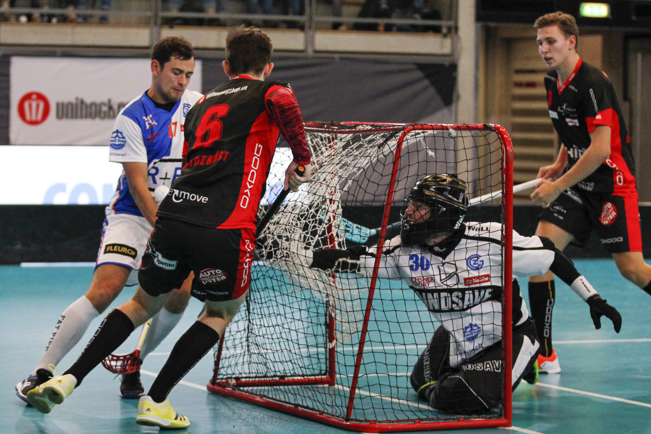 Pascal Meier (Nr. 30, GC Unihockey) schlaegt den Ball aus dem Netz.

(16.09.2017; UHC Uster - GC Unihockey; Buchholz, Uster)
Photos: www.unihockey-fotos.ch Claudio Thoma