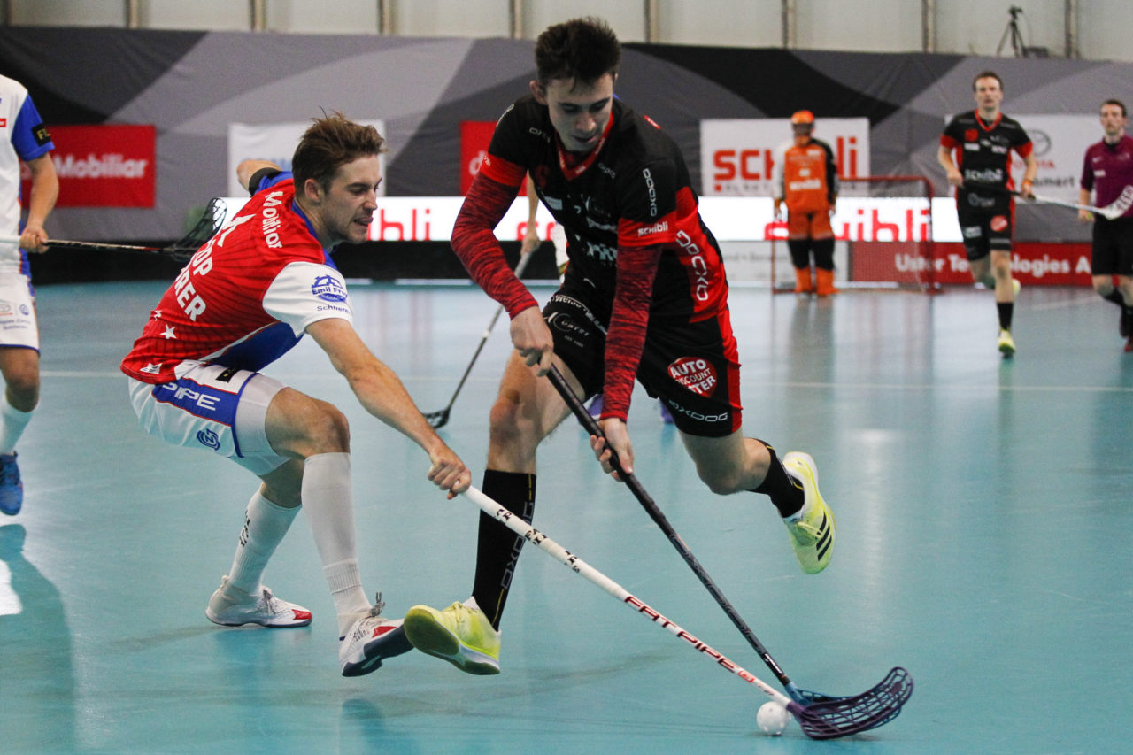 Florian Niderroest (Nr. 6, UHC Uster) im Zweikampf mit Luca Graf (Nr. 97, GC Unihockey).

(16.09.2017; UHC Uster - GC Unihockey; Buchholz, Uster)
Photos: www.unihockey-fotos.ch Claudio Thoma