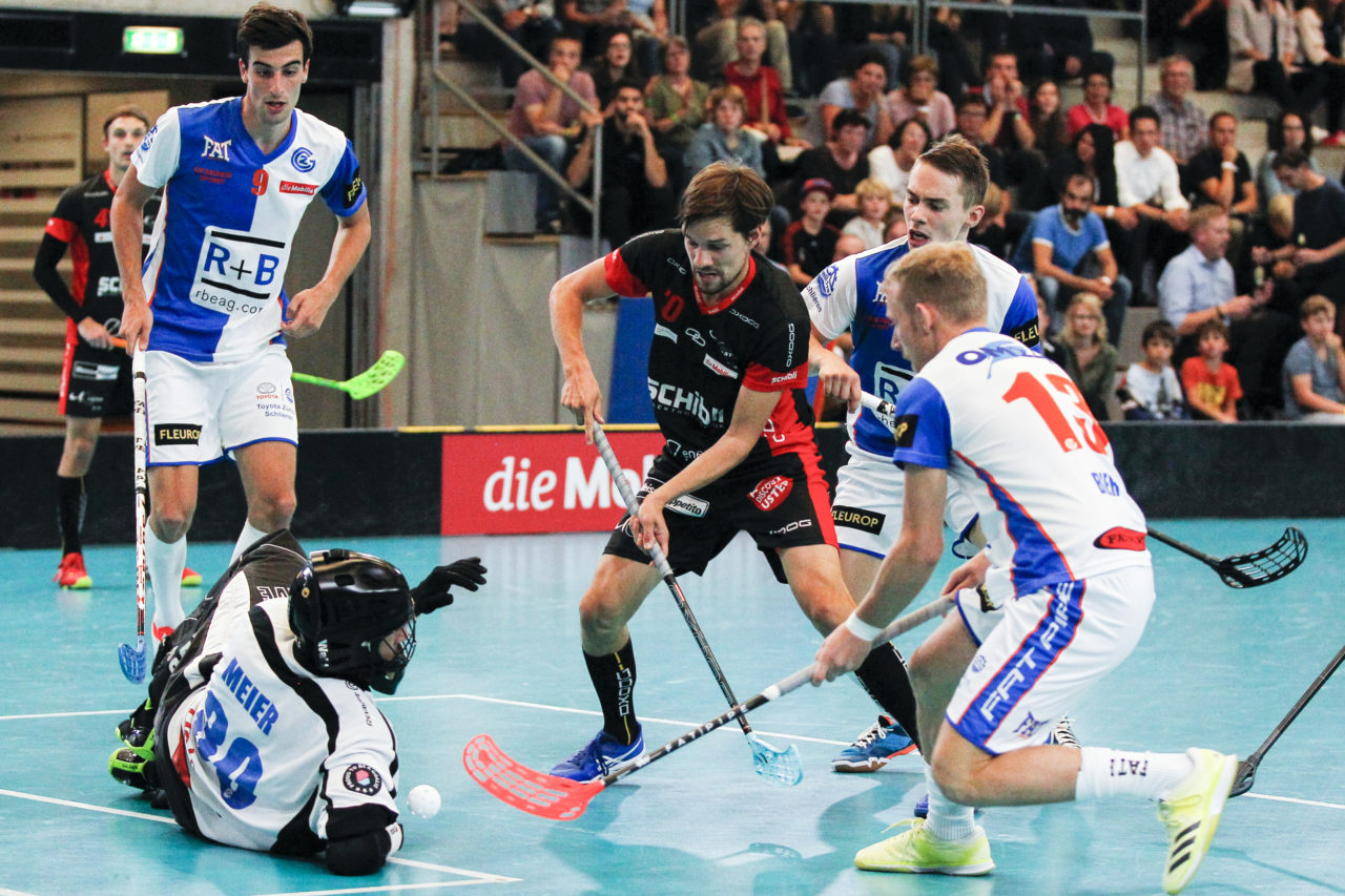 Simon Suter (Nr. 70, UHC Uster) im Slot vor Pascal Meier (Nr. 30, GC Unihockey), Kay Bier (Nr. 13, GC Unihockey) und Fabrice Goeldi (Nr. 23, GC Unihockey).

(16.09.2017; UHC Uster - GC Unihockey; Buchholz, Uster)
Photos: www.unihockey-fotos.ch Claudio Thoma