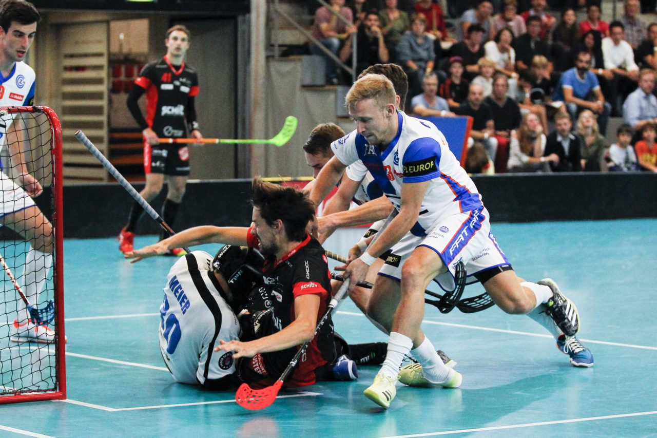 Simon Suter (Nr. 70, UHC Uster) im Slot vor Pascal Meier (Nr. 30, GC Unihockey), Kay Bier (Nr. 13, GC Unihockey) und Fabrice Goeldi (Nr. 23, GC Unihockey).

(16.09.2017; UHC Uster - GC Unihockey; Buchholz, Uster)
Photos: www.unihockey-fotos.ch Claudio Thoma