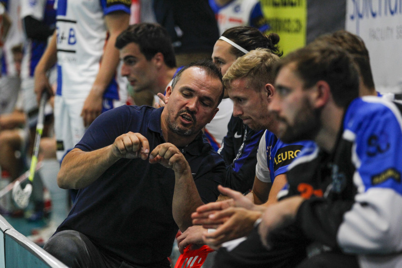 Luan Misini (Coach GC) gibt Kay Bier (Nr. 13, GC Unihockey) Anweisungen.

(16.09.2017; UHC Uster - GC Unihockey; Buchholz, Uster)
Photos: www.unihockey-fotos.ch Claudio Thoma