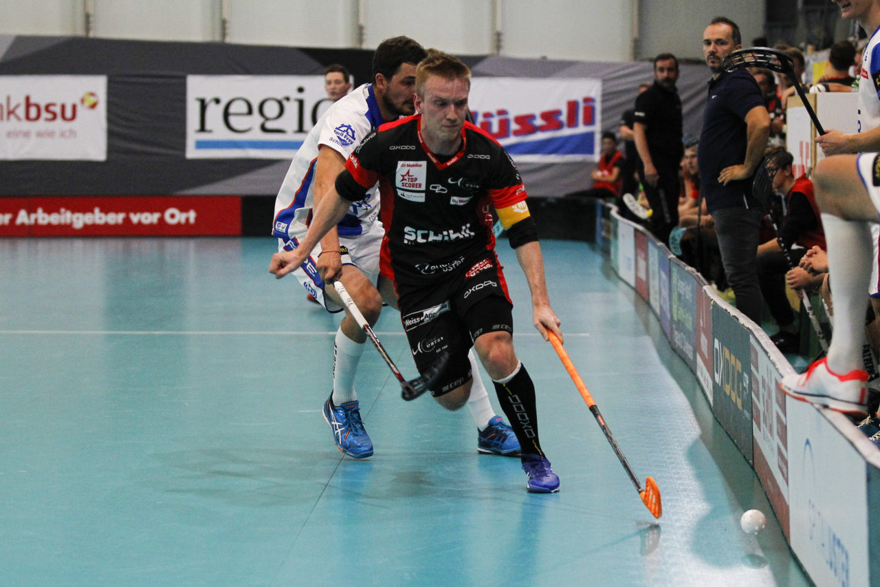 Florian Bolliger (Nr. 21, UHC Uster) entwischt Michael Zuercher (nr. 81, GC Unihockey).

(16.09.2017; UHC Uster - GC Unihockey; Buchholz, Uster)
Photos: www.unihockey-fotos.ch Claudio Thoma