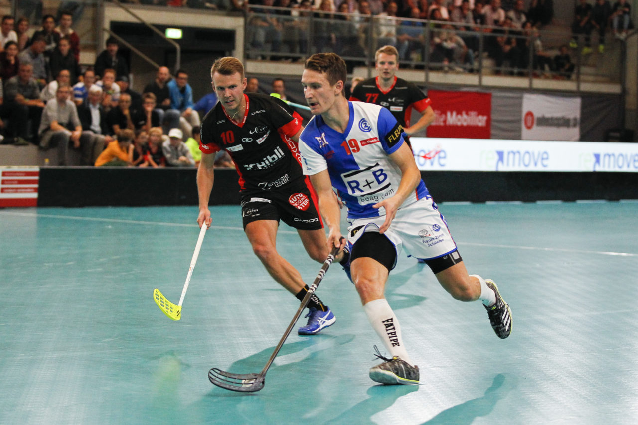 Daniel Steiger (Nr. 19, GC Unihockey) schirmt den Ball gegen Oskar Henriksson (Nr. 10, UHC Uster) ab.

(16.09.2017; UHC Uster - GC Unihockey; Buchholz, Uster)
Photos: www.unihockey-fotos.ch Claudio Thoma