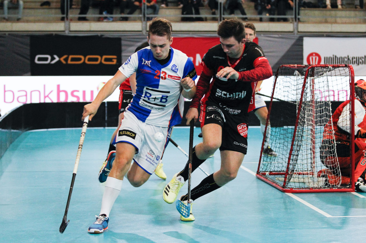 Fabrice Goeldi (Nr. 23, GC Unihockey) im Zweikampf mit Florian Niderroest (Nr. 6, UHC Uster).

(16.09.2017; UHC Uster - GC Unihockey; Buchholz, Uster)
Photos: www.unihockey-fotos.ch Claudio Thoma