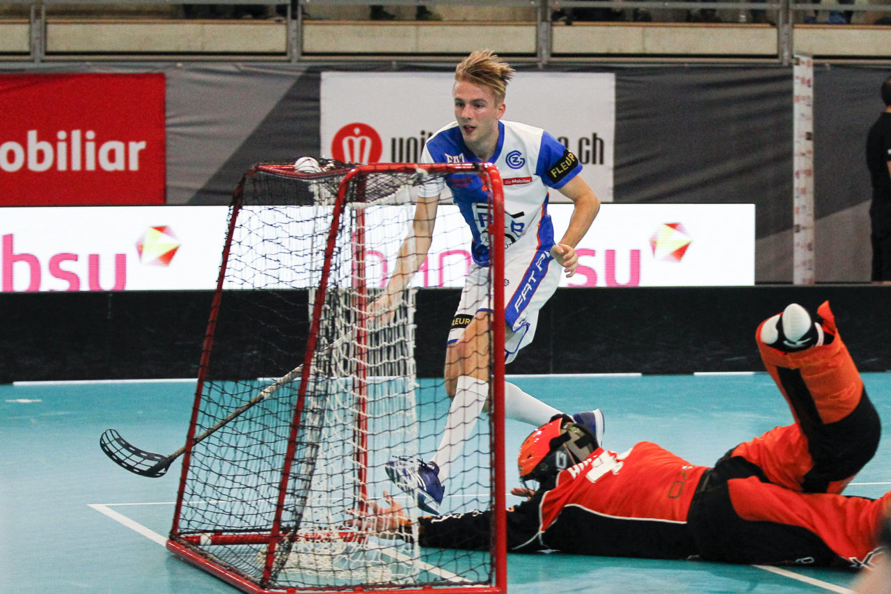 Florian Wenk (Nr. 29, GC Unihockey) bezwingt David Holenstein (Nr. 46, UHC Uster).

(16.09.2017; UHC Uster - GC Unihockey; Buchholz, Uster)
Photos: www.unihockey-fotos.ch Claudio Thoma