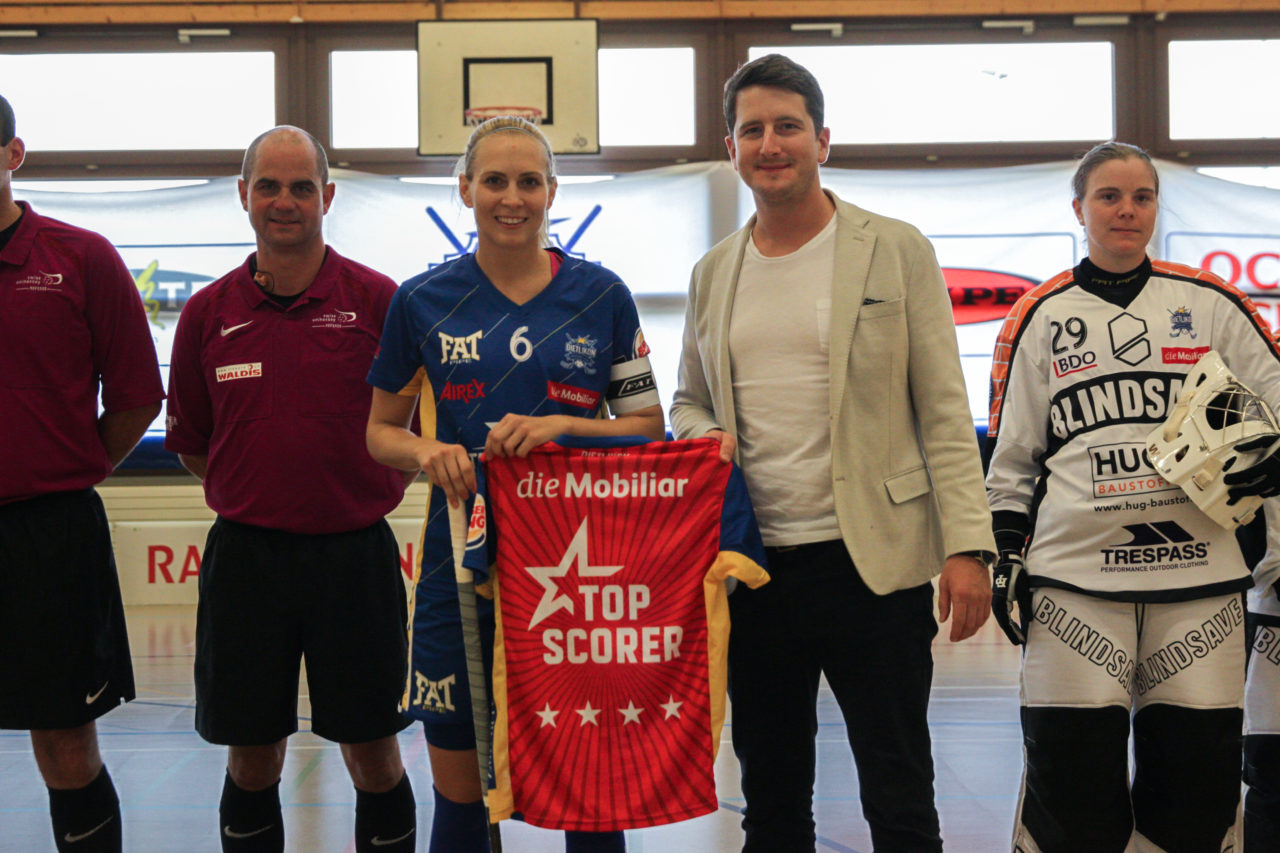 Hüenerweid (Dietlikon), 24.09.2017, Unihockey Damen NLA 2. Runde, UHC Dietlikon - UHV Skorpion Emmental Zollbrück, Michelle Wiki (Nr. 6, UHC Dietlikon) erhält das Mobiliar Topscorer-Shirt von Christian Palancon 

(Claudio Schwarz, unihockey-fotos.ch)

Copyright: Claudio Schwarz, unihockey-fotos.ch – Dieses Bild wurde durch swiss unihockey lizenziert und darf ausschliesslich auf den Online-Kanälen von swiss unihockey verwendet werden. Die redaktionelle oder kommerzielle Nutzung durch Dritte (Medien, Vereine, Unternehmen oder Privatpersonen) per Download von diesem flickr-Account ist ausgeschlossen. Das Bild kann bei Interesse via unihockey-fotos.ch kostenpflichtig lizenziert werden. unihockey-fotos.ch behält sich vor, fehlbaren Medien, Vereinen, Unternehmen oder Privatpersonen Bilder mit einem Zuschlag in Rechnung zu stellen.