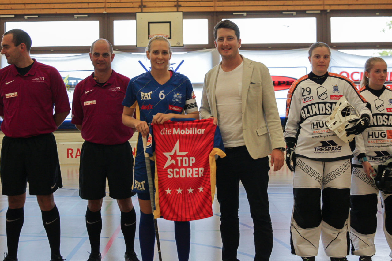 Hüenerweid (Dietlikon), 24.09.2017, Unihockey Damen NLA 2. Runde, UHC Dietlikon - UHV Skorpion Emmental Zollbrück, Michelle Wiki (Nr. 6, UHC Dietlikon) erhält das Mobiliar Topscorer-Shirt von Christian Palancon

(Claudio Schwarz, unihockey-fotos.ch)

Copyright: Claudio Schwarz, unihockey-fotos.ch – Dieses Bild wurde durch swiss unihockey lizenziert und darf ausschliesslich auf den Online-Kanälen von swiss unihockey verwendet werden. Die redaktionelle oder kommerzielle Nutzung durch Dritte (Medien, Vereine, Unternehmen oder Privatpersonen) per Download von diesem flickr-Account ist ausgeschlossen. Das Bild kann bei Interesse via unihockey-fotos.ch kostenpflichtig lizenziert werden. unihockey-fotos.ch behält sich vor, fehlbaren Medien, Vereinen, Unternehmen oder Privatpersonen Bilder mit einem Zuschlag in Rechnung zu stellen.