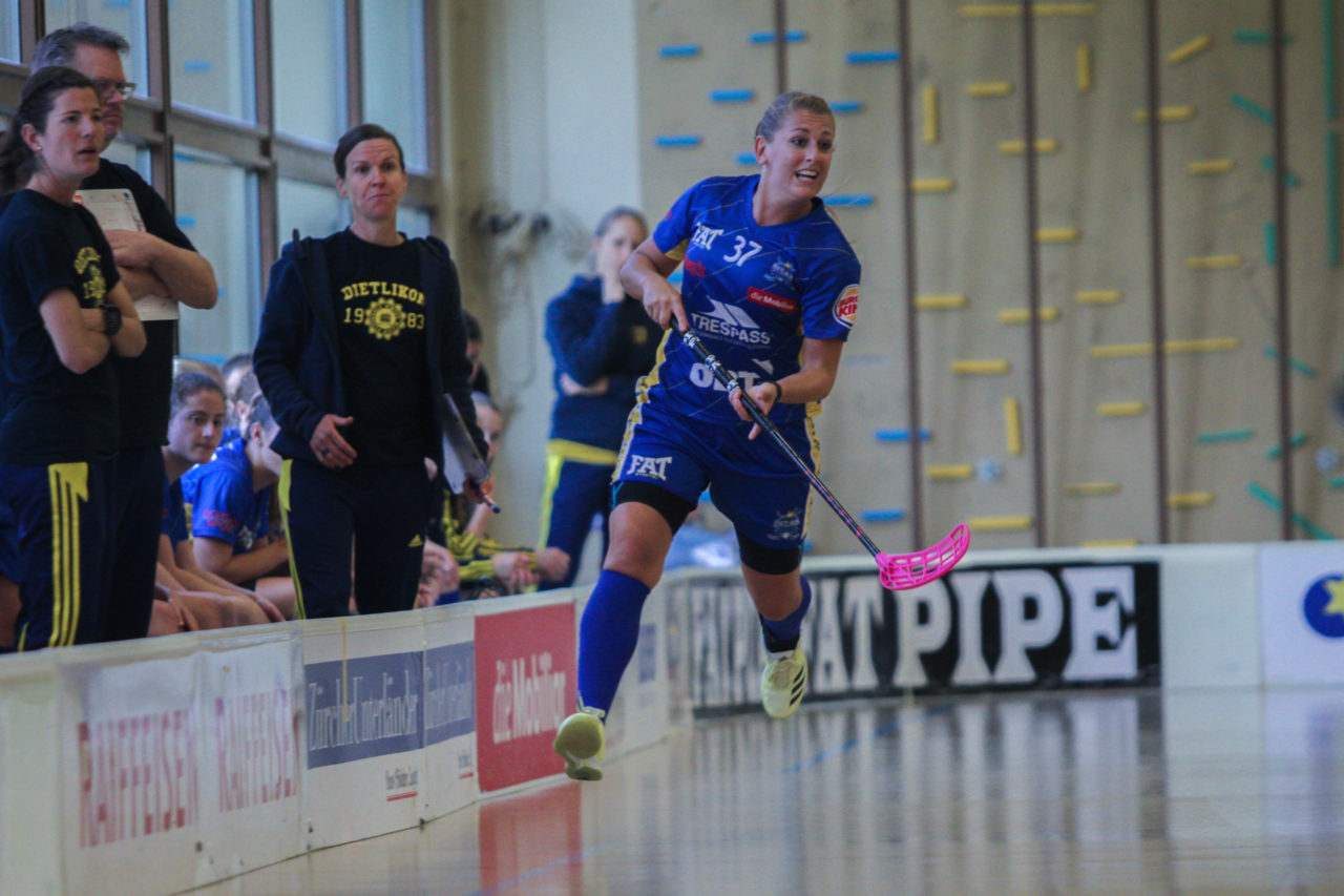 Hüenerweid (Dietlikon), 24.09.2017, Unihockey Damen NLA 2. Runde, UHC Dietlikon - UHV Skorpion Emmental Zollbrück, Andrea Streiff (Nr. 37, UHC Dietlikon) spielt einen Pass

(Claudio Schwarz, unihockey-fotos.ch)

Copyright: Claudio Schwarz, unihockey-fotos.ch – Dieses Bild wurde durch swiss unihockey lizenziert und darf ausschliesslich auf den Online-Kanälen von swiss unihockey verwendet werden. Die redaktionelle oder kommerzielle Nutzung durch Dritte (Medien, Vereine, Unternehmen oder Privatpersonen) per Download von diesem flickr-Account ist ausgeschlossen. Das Bild kann bei Interesse via unihockey-fotos.ch kostenpflichtig lizenziert werden. unihockey-fotos.ch behält sich vor, fehlbaren Medien, Vereinen, Unternehmen oder Privatpersonen Bilder mit einem Zuschlag in Rechnung zu stellen.