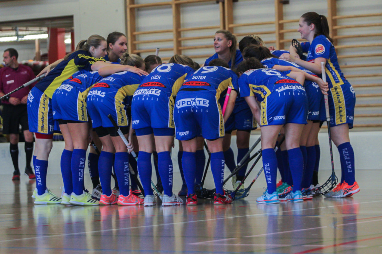 Hüenerweid (Dietlikon), 24.09.2017, Unihockey Damen NLA 2. Runde, UHC Dietlikon - UHV Skorpion Emmental Zollbrück, Torjubel UHC Dietlikon nach dem 2:1

(Claudio Schwarz, unihockey-fotos.ch)

Copyright: Claudio Schwarz, unihockey-fotos.ch – Dieses Bild wurde durch swiss unihockey lizenziert und darf ausschliesslich auf den Online-Kanälen von swiss unihockey verwendet werden. Die redaktionelle oder kommerzielle Nutzung durch Dritte (Medien, Vereine, Unternehmen oder Privatpersonen) per Download von diesem flickr-Account ist ausgeschlossen. Das Bild kann bei Interesse via unihockey-fotos.ch kostenpflichtig lizenziert werden. unihockey-fotos.ch behält sich vor, fehlbaren Medien, Vereinen, Unternehmen oder Privatpersonen Bilder mit einem Zuschlag in Rechnung zu stellen.