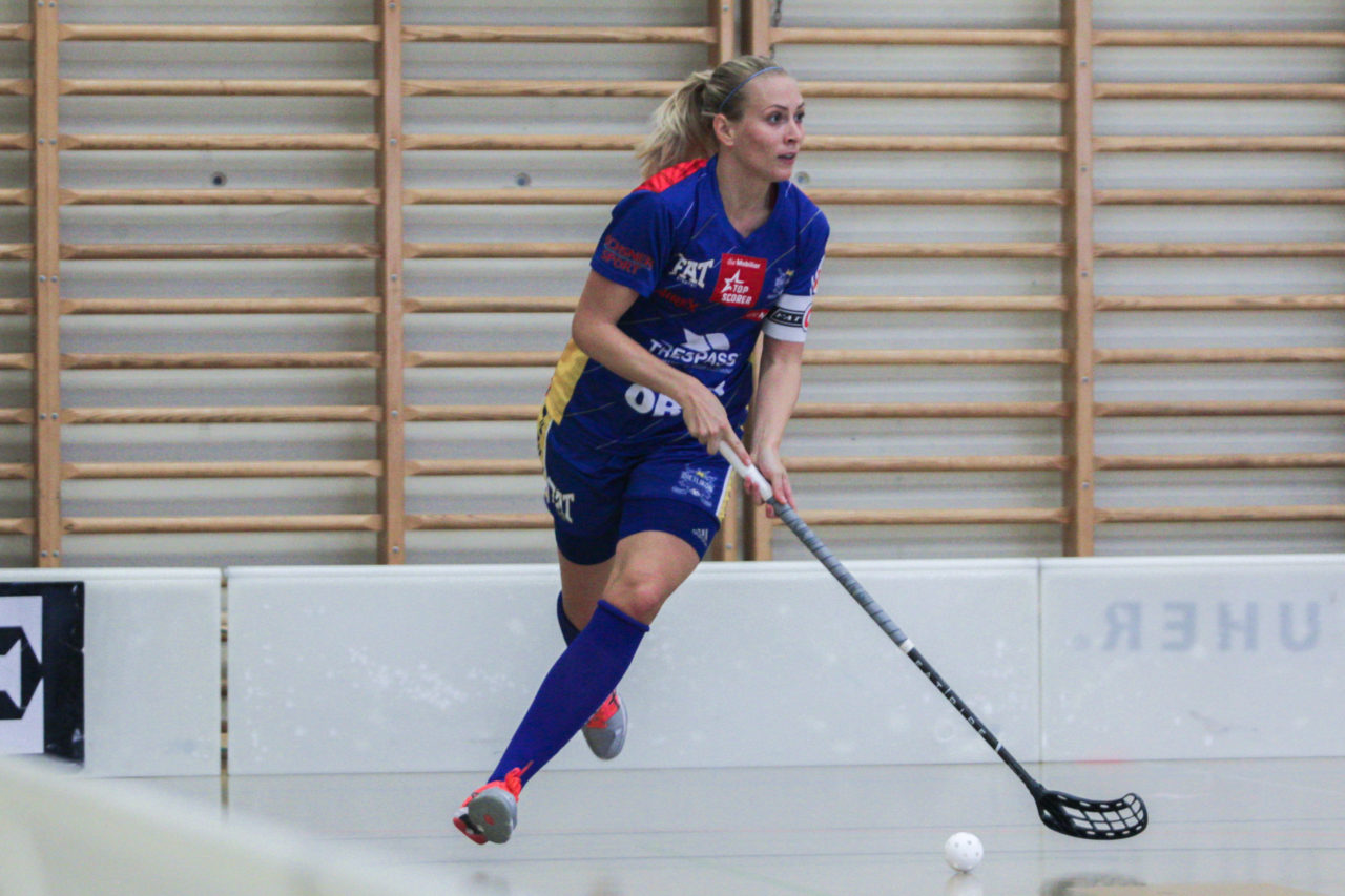 Hüenerweid (Dietlikon), 24.09.2017, Unihockey Damen NLA 2. Runde, UHC Dietlikon - UHV Skorpion Emmental Zollbrück, Michelle Wiki (Nr. 6, UHC Dietlikon) am Ball

(Claudio Schwarz, unihockey-fotos.ch)

Copyright: Claudio Schwarz, unihockey-fotos.ch – Dieses Bild wurde durch swiss unihockey lizenziert und darf ausschliesslich auf den Online-Kanälen von swiss unihockey verwendet werden. Die redaktionelle oder kommerzielle Nutzung durch Dritte (Medien, Vereine, Unternehmen oder Privatpersonen) per Download von diesem flickr-Account ist ausgeschlossen. Das Bild kann bei Interesse via unihockey-fotos.ch kostenpflichtig lizenziert werden. unihockey-fotos.ch behält sich vor, fehlbaren Medien, Vereinen, Unternehmen oder Privatpersonen Bilder mit einem Zuschlag in Rechnung zu stellen.