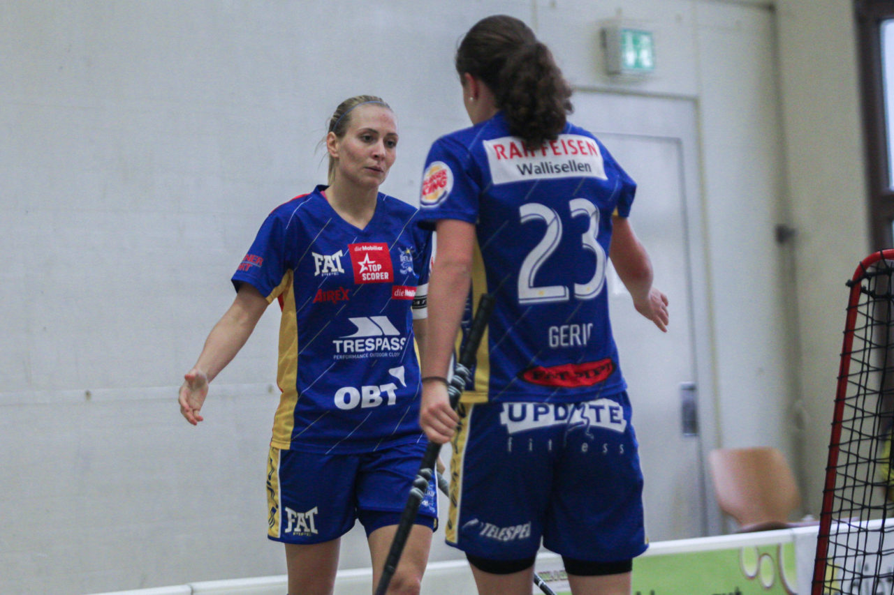 Hüenerweid (Dietlikon), 24.09.2017, Unihockey Damen NLA 2. Runde, UHC Dietlikon - UHV Skorpion Emmental Zollbrück, Michelle Wiki (Nr. 6, UHC Dietlikon) und Isabelle Gerig (Nr. 23, UHC Dietlikon) feiern ein Tor

(Claudio Schwarz, unihockey-fotos.ch)

Copyright: Claudio Schwarz, unihockey-fotos.ch – Dieses Bild wurde durch swiss unihockey lizenziert und darf ausschliesslich auf den Online-Kanälen von swiss unihockey verwendet werden. Die redaktionelle oder kommerzielle Nutzung durch Dritte (Medien, Vereine, Unternehmen oder Privatpersonen) per Download von diesem flickr-Account ist ausgeschlossen. Das Bild kann bei Interesse via unihockey-fotos.ch kostenpflichtig lizenziert werden. unihockey-fotos.ch behält sich vor, fehlbaren Medien, Vereinen, Unternehmen oder Privatpersonen Bilder mit einem Zuschlag in Rechnung zu stellen.