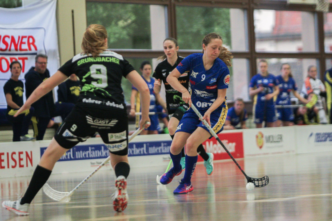 Hüenerweid (Dietlikon), 24.09.2017, Unihockey Damen NLA 2. Runde, UHC Dietlikon - UHV Skorpion Emmental Zollbrück, Janine Wüthrich (Nr. 9, UHC Dietlikon) am Ball

(Claudio Schwarz, unihockey-fotos.ch)

Copyright: Claudio Schwarz, unihockey-fotos.ch – Dieses Bild wurde durch swiss unihockey lizenziert und darf ausschliesslich auf den Online-Kanälen von swiss unihockey verwendet werden. Die redaktionelle oder kommerzielle Nutzung durch Dritte (Medien, Vereine, Unternehmen oder Privatpersonen) per Download von diesem flickr-Account ist ausgeschlossen. Das Bild kann bei Interesse via unihockey-fotos.ch kostenpflichtig lizenziert werden. unihockey-fotos.ch behält sich vor, fehlbaren Medien, Vereinen, Unternehmen oder Privatpersonen Bilder mit einem Zuschlag in Rechnung zu stellen.