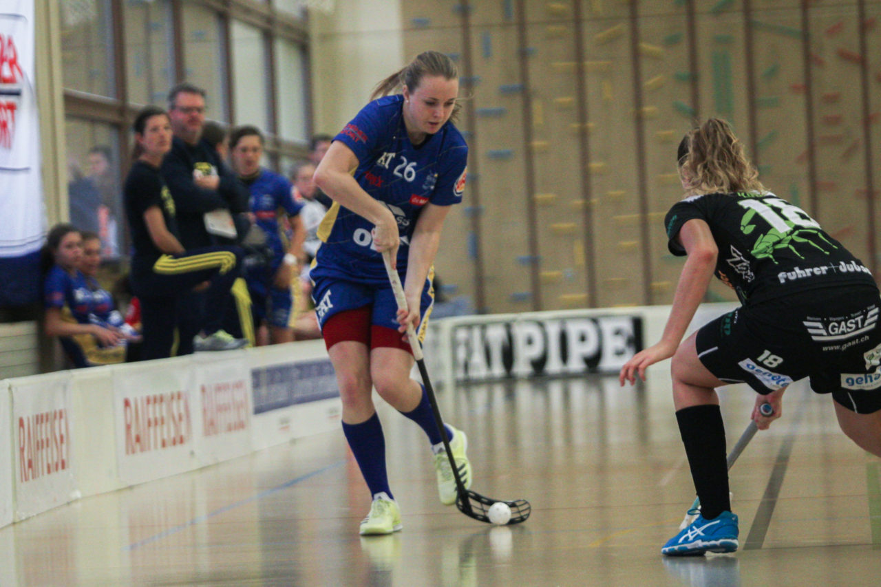 Hüenerweid (Dietlikon), 24.09.2017, Unihockey Damen NLA 2. Runde, UHC Dietlikon - UHV Skorpion Emmental Zollbrück, Lucie Srotova (Nr. 26, UHC Dietlikon) am Ball

(Claudio Schwarz, unihockey-fotos.ch)

Copyright: Claudio Schwarz, unihockey-fotos.ch – Dieses Bild wurde durch swiss unihockey lizenziert und darf ausschliesslich auf den Online-Kanälen von swiss unihockey verwendet werden. Die redaktionelle oder kommerzielle Nutzung durch Dritte (Medien, Vereine, Unternehmen oder Privatpersonen) per Download von diesem flickr-Account ist ausgeschlossen. Das Bild kann bei Interesse via unihockey-fotos.ch kostenpflichtig lizenziert werden. unihockey-fotos.ch behält sich vor, fehlbaren Medien, Vereinen, Unternehmen oder Privatpersonen Bilder mit einem Zuschlag in Rechnung zu stellen.