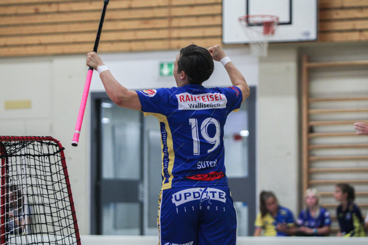 Hüenerweid (Dietlikon), 24.09.2017, Unihockey Damen NLA 2. Runde, UHC Dietlikon - UHV Skorpion Emmental Zollbrück, Julia Suter (Nr. 19, UHC Dietlikon) bejubelt ihren Treffer zum 10:2

(Claudio Schwarz, unihockey-fotos.ch)

Copyright: Claudio Schwarz, unihockey-fotos.ch – Dieses Bild wurde durch swiss unihockey lizenziert und darf ausschliesslich auf den Online-Kanälen von swiss unihockey verwendet werden. Die redaktionelle oder kommerzielle Nutzung durch Dritte (Medien, Vereine, Unternehmen oder Privatpersonen) per Download von diesem flickr-Account ist ausgeschlossen. Das Bild kann bei Interesse via unihockey-fotos.ch kostenpflichtig lizenziert werden. unihockey-fotos.ch behält sich vor, fehlbaren Medien, Vereinen, Unternehmen oder Privatpersonen Bilder mit einem Zuschlag in Rechnung zu stellen.