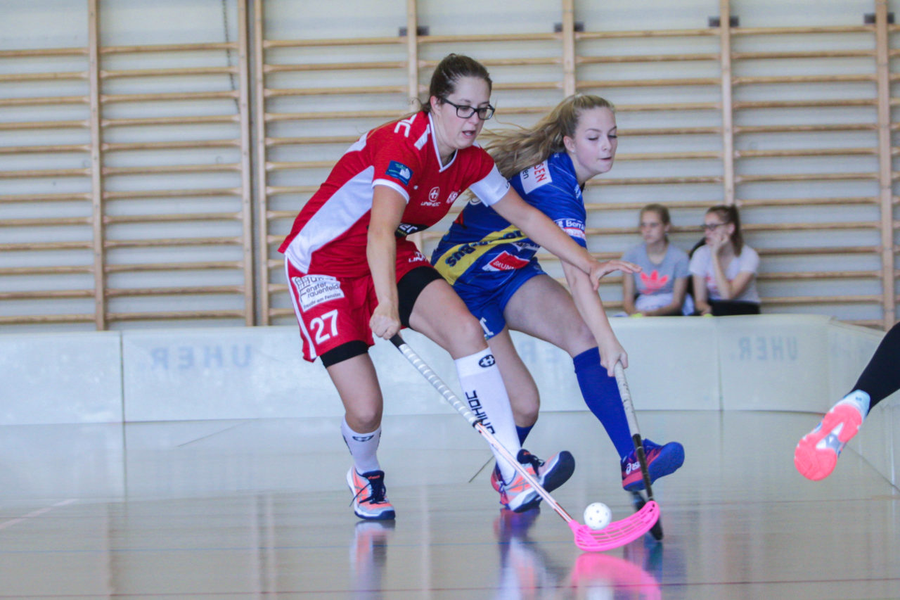 Hüenerweid (Dietlikon), 24.09.2017, Unihockey Damen U21 A 2. Runde, UHC Dietlikon - UH Red Lions Frauenfeld

(Claudio Schwarz, unihockey-fotos.ch)

Copyright: Claudio Schwarz, unihockey-fotos.ch – Dieses Bild wurde durch swiss unihockey lizenziert und darf ausschliesslich auf den Online-Kanälen von swiss unihockey verwendet werden. Die redaktionelle oder kommerzielle Nutzung durch Dritte (Medien, Vereine, Unternehmen oder Privatpersonen) per Download von diesem flickr-Account ist ausgeschlossen. Das Bild kann bei Interesse via unihockey-fotos.ch kostenpflichtig lizenziert werden. unihockey-fotos.ch behält sich vor, fehlbaren Medien, Vereinen, Unternehmen oder Privatpersonen Bilder mit einem Zuschlag in Rechnung zu stellen.