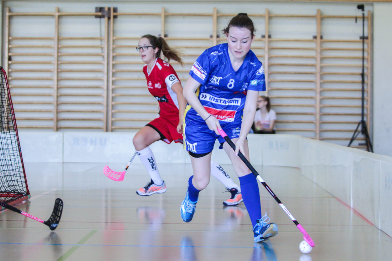 Hüenerweid (Dietlikon), 24.09.2017, Unihockey Damen U21 A 2. Runde, UHC Dietlikon - UH Red Lions Frauenfeld

(Claudio Schwarz, unihockey-fotos.ch)

Copyright: Claudio Schwarz, unihockey-fotos.ch – Dieses Bild wurde durch swiss unihockey lizenziert und darf ausschliesslich auf den Online-Kanälen von swiss unihockey verwendet werden. Die redaktionelle oder kommerzielle Nutzung durch Dritte (Medien, Vereine, Unternehmen oder Privatpersonen) per Download von diesem flickr-Account ist ausgeschlossen. Das Bild kann bei Interesse via unihockey-fotos.ch kostenpflichtig lizenziert werden. unihockey-fotos.ch behält sich vor, fehlbaren Medien, Vereinen, Unternehmen oder Privatpersonen Bilder mit einem Zuschlag in Rechnung zu stellen.