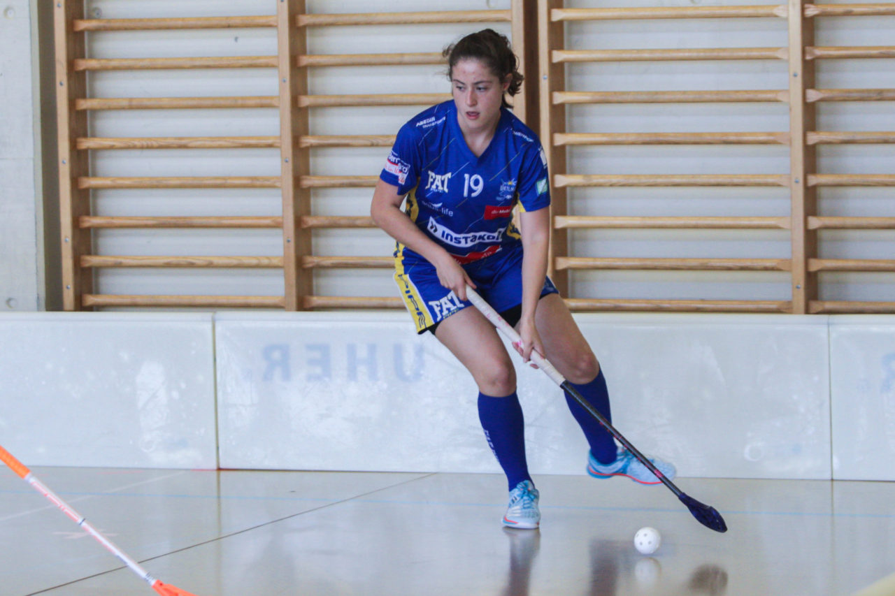 Hüenerweid (Dietlikon), 24.09.2017, Unihockey Damen U21 A 2. Runde, UHC Dietlikon - UH Red Lions Frauenfeld

(Claudio Schwarz, unihockey-fotos.ch)

Copyright: Claudio Schwarz, unihockey-fotos.ch – Dieses Bild wurde durch swiss unihockey lizenziert und darf ausschliesslich auf den Online-Kanälen von swiss unihockey verwendet werden. Die redaktionelle oder kommerzielle Nutzung durch Dritte (Medien, Vereine, Unternehmen oder Privatpersonen) per Download von diesem flickr-Account ist ausgeschlossen. Das Bild kann bei Interesse via unihockey-fotos.ch kostenpflichtig lizenziert werden. unihockey-fotos.ch behält sich vor, fehlbaren Medien, Vereinen, Unternehmen oder Privatpersonen Bilder mit einem Zuschlag in Rechnung zu stellen.