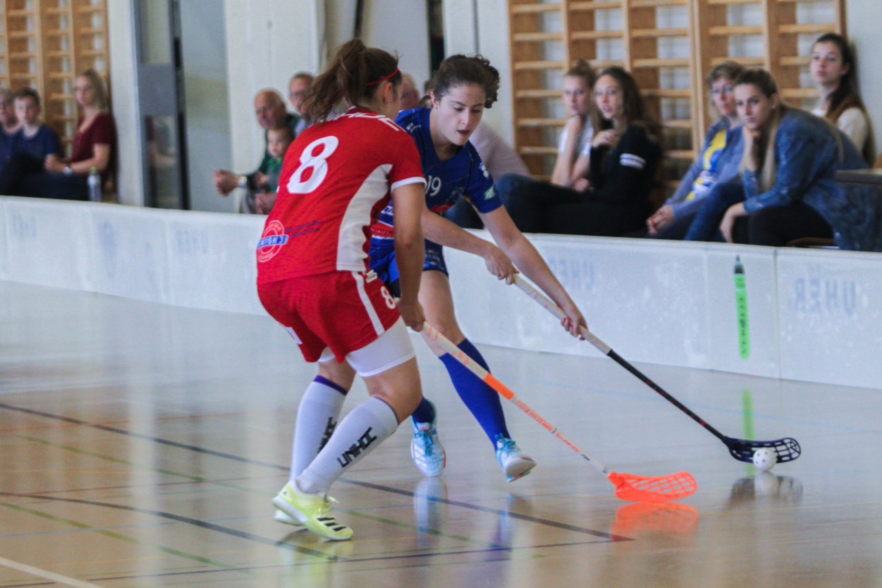 Hüenerweid (Dietlikon), 24.09.2017, Unihockey Damen U21 A 2. Runde, UHC Dietlikon - UH Red Lions Frauenfeld

(Claudio Schwarz, unihockey-fotos.ch)

Copyright: Claudio Schwarz, unihockey-fotos.ch – Dieses Bild wurde durch swiss unihockey lizenziert und darf ausschliesslich auf den Online-Kanälen von swiss unihockey verwendet werden. Die redaktionelle oder kommerzielle Nutzung durch Dritte (Medien, Vereine, Unternehmen oder Privatpersonen) per Download von diesem flickr-Account ist ausgeschlossen. Das Bild kann bei Interesse via unihockey-fotos.ch kostenpflichtig lizenziert werden. unihockey-fotos.ch behält sich vor, fehlbaren Medien, Vereinen, Unternehmen oder Privatpersonen Bilder mit einem Zuschlag in Rechnung zu stellen.