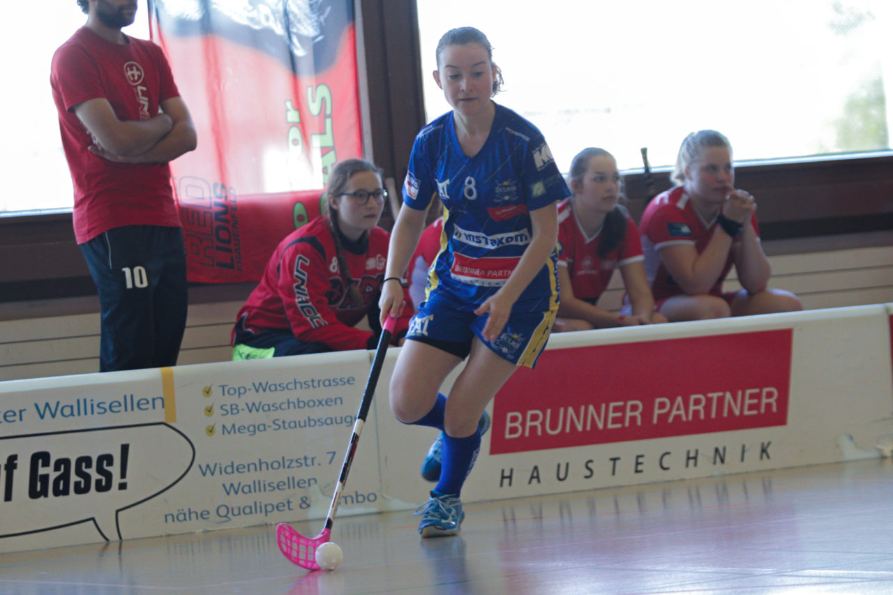 Hüenerweid (Dietlikon), 24.09.2017, Unihockey Damen U21 A 2. Runde, UHC Dietlikon - UH Red Lions Frauenfeld

(Claudio Schwarz, unihockey-fotos.ch)

Copyright: Claudio Schwarz, unihockey-fotos.ch – Dieses Bild wurde durch swiss unihockey lizenziert und darf ausschliesslich auf den Online-Kanälen von swiss unihockey verwendet werden. Die redaktionelle oder kommerzielle Nutzung durch Dritte (Medien, Vereine, Unternehmen oder Privatpersonen) per Download von diesem flickr-Account ist ausgeschlossen. Das Bild kann bei Interesse via unihockey-fotos.ch kostenpflichtig lizenziert werden. unihockey-fotos.ch behält sich vor, fehlbaren Medien, Vereinen, Unternehmen oder Privatpersonen Bilder mit einem Zuschlag in Rechnung zu stellen.