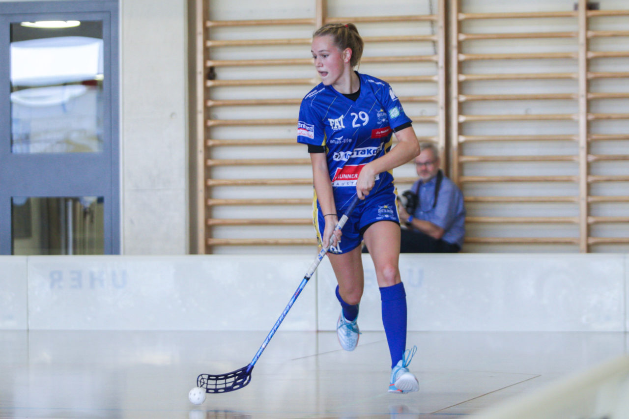 Hüenerweid (Dietlikon), 24.09.2017, Unihockey Damen U21 A 2. Runde, UHC Dietlikon - UH Red Lions Frauenfeld

(Claudio Schwarz, unihockey-fotos.ch)

Copyright: Claudio Schwarz, unihockey-fotos.ch – Dieses Bild wurde durch swiss unihockey lizenziert und darf ausschliesslich auf den Online-Kanälen von swiss unihockey verwendet werden. Die redaktionelle oder kommerzielle Nutzung durch Dritte (Medien, Vereine, Unternehmen oder Privatpersonen) per Download von diesem flickr-Account ist ausgeschlossen. Das Bild kann bei Interesse via unihockey-fotos.ch kostenpflichtig lizenziert werden. unihockey-fotos.ch behält sich vor, fehlbaren Medien, Vereinen, Unternehmen oder Privatpersonen Bilder mit einem Zuschlag in Rechnung zu stellen.