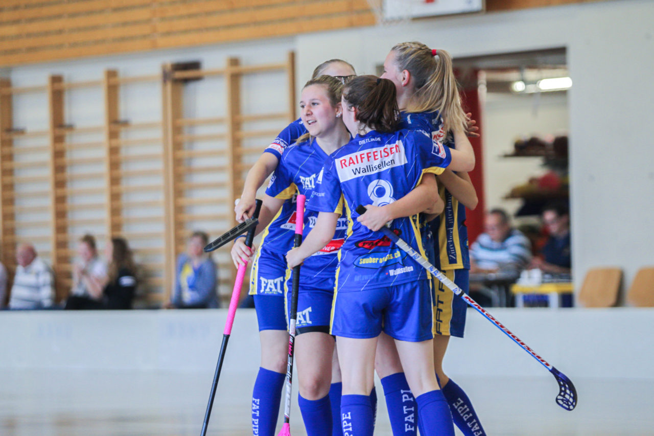 Hüenerweid (Dietlikon), 24.09.2017, Unihockey Damen U21 A 2. Runde, UHC Dietlikon - UH Red Lions Frauenfeld

(Claudio Schwarz, unihockey-fotos.ch)

Copyright: Claudio Schwarz, unihockey-fotos.ch – Dieses Bild wurde durch swiss unihockey lizenziert und darf ausschliesslich auf den Online-Kanälen von swiss unihockey verwendet werden. Die redaktionelle oder kommerzielle Nutzung durch Dritte (Medien, Vereine, Unternehmen oder Privatpersonen) per Download von diesem flickr-Account ist ausgeschlossen. Das Bild kann bei Interesse via unihockey-fotos.ch kostenpflichtig lizenziert werden. unihockey-fotos.ch behält sich vor, fehlbaren Medien, Vereinen, Unternehmen oder Privatpersonen Bilder mit einem Zuschlag in Rechnung zu stellen.