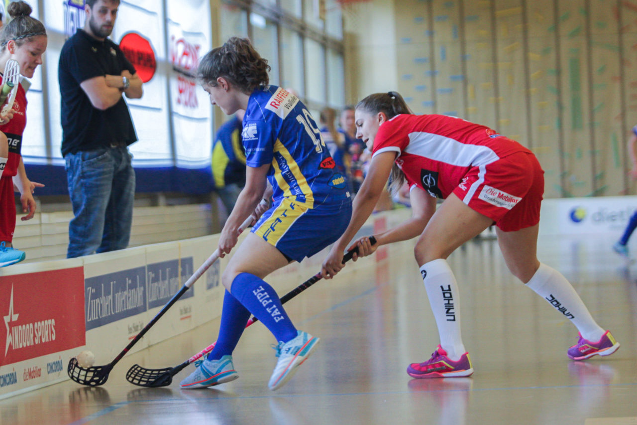 Hüenerweid (Dietlikon), 24.09.2017, Unihockey Damen U21 A 2. Runde, UHC Dietlikon - UH Red Lions Frauenfeld

(Claudio Schwarz, unihockey-fotos.ch)

Copyright: Claudio Schwarz, unihockey-fotos.ch – Dieses Bild wurde durch swiss unihockey lizenziert und darf ausschliesslich auf den Online-Kanälen von swiss unihockey verwendet werden. Die redaktionelle oder kommerzielle Nutzung durch Dritte (Medien, Vereine, Unternehmen oder Privatpersonen) per Download von diesem flickr-Account ist ausgeschlossen. Das Bild kann bei Interesse via unihockey-fotos.ch kostenpflichtig lizenziert werden. unihockey-fotos.ch behält sich vor, fehlbaren Medien, Vereinen, Unternehmen oder Privatpersonen Bilder mit einem Zuschlag in Rechnung zu stellen.