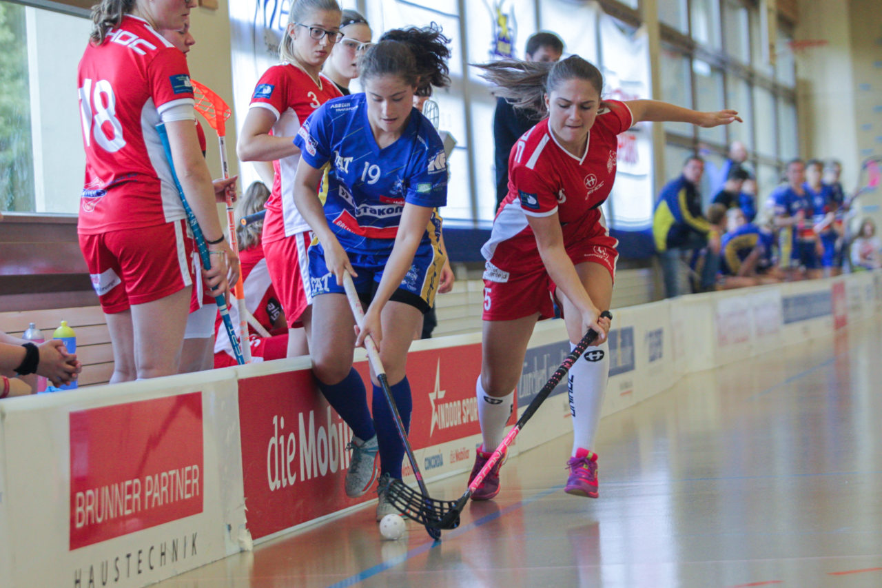 Hüenerweid (Dietlikon), 24.09.2017, Unihockey Damen U21 A 2. Runde, UHC Dietlikon - UH Red Lions Frauenfeld

(Claudio Schwarz, unihockey-fotos.ch)

Copyright: Claudio Schwarz, unihockey-fotos.ch – Dieses Bild wurde durch swiss unihockey lizenziert und darf ausschliesslich auf den Online-Kanälen von swiss unihockey verwendet werden. Die redaktionelle oder kommerzielle Nutzung durch Dritte (Medien, Vereine, Unternehmen oder Privatpersonen) per Download von diesem flickr-Account ist ausgeschlossen. Das Bild kann bei Interesse via unihockey-fotos.ch kostenpflichtig lizenziert werden. unihockey-fotos.ch behält sich vor, fehlbaren Medien, Vereinen, Unternehmen oder Privatpersonen Bilder mit einem Zuschlag in Rechnung zu stellen.