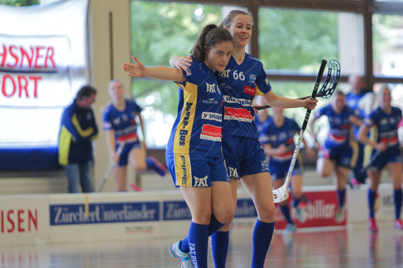 Hüenerweid (Dietlikon), 24.09.2017, Unihockey Damen U21 A 2. Runde, UHC Dietlikon - UH Red Lions Frauenfeld

(Claudio Schwarz, unihockey-fotos.ch)

Copyright: Claudio Schwarz, unihockey-fotos.ch – Dieses Bild wurde durch swiss unihockey lizenziert und darf ausschliesslich auf den Online-Kanälen von swiss unihockey verwendet werden. Die redaktionelle oder kommerzielle Nutzung durch Dritte (Medien, Vereine, Unternehmen oder Privatpersonen) per Download von diesem flickr-Account ist ausgeschlossen. Das Bild kann bei Interesse via unihockey-fotos.ch kostenpflichtig lizenziert werden. unihockey-fotos.ch behält sich vor, fehlbaren Medien, Vereinen, Unternehmen oder Privatpersonen Bilder mit einem Zuschlag in Rechnung zu stellen.