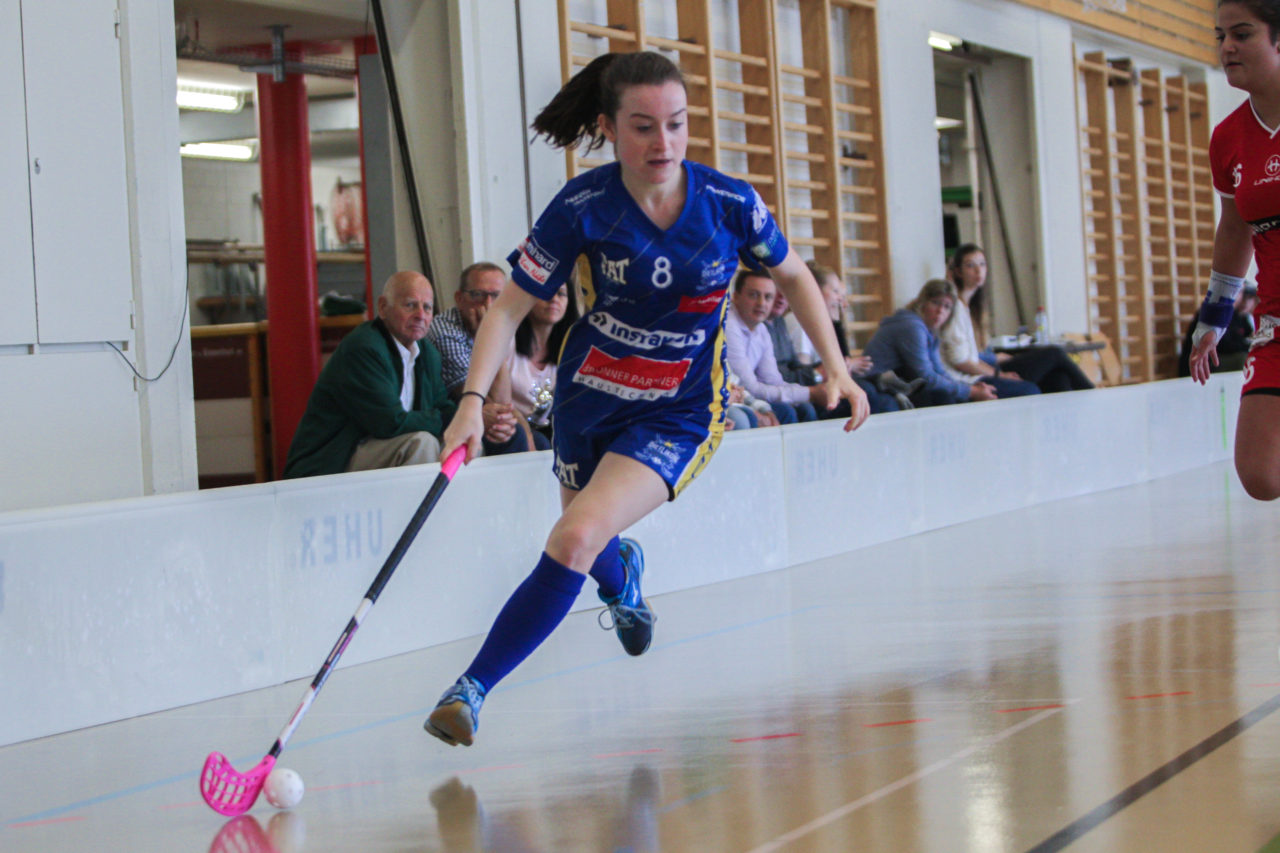 Hüenerweid (Dietlikon), 24.09.2017, Unihockey Damen U21 A 2. Runde, UHC Dietlikon - UH Red Lions Frauenfeld

(Claudio Schwarz, unihockey-fotos.ch)

Copyright: Claudio Schwarz, unihockey-fotos.ch – Dieses Bild wurde durch swiss unihockey lizenziert und darf ausschliesslich auf den Online-Kanälen von swiss unihockey verwendet werden. Die redaktionelle oder kommerzielle Nutzung durch Dritte (Medien, Vereine, Unternehmen oder Privatpersonen) per Download von diesem flickr-Account ist ausgeschlossen. Das Bild kann bei Interesse via unihockey-fotos.ch kostenpflichtig lizenziert werden. unihockey-fotos.ch behält sich vor, fehlbaren Medien, Vereinen, Unternehmen oder Privatpersonen Bilder mit einem Zuschlag in Rechnung zu stellen.