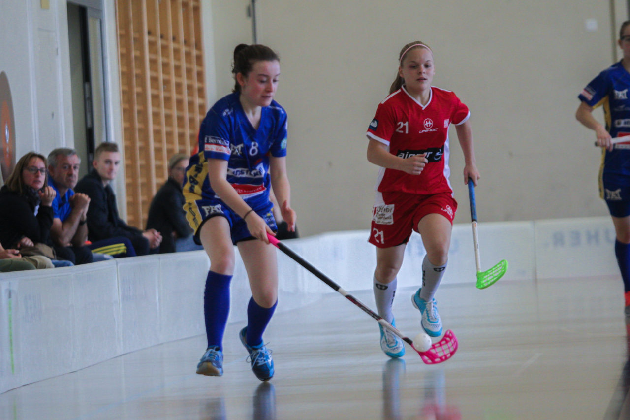 Hüenerweid (Dietlikon), 24.09.2017, Unihockey Damen U21 A 2. Runde, UHC Dietlikon - UH Red Lions Frauenfeld

(Claudio Schwarz, unihockey-fotos.ch)

Copyright: Claudio Schwarz, unihockey-fotos.ch – Dieses Bild wurde durch swiss unihockey lizenziert und darf ausschliesslich auf den Online-Kanälen von swiss unihockey verwendet werden. Die redaktionelle oder kommerzielle Nutzung durch Dritte (Medien, Vereine, Unternehmen oder Privatpersonen) per Download von diesem flickr-Account ist ausgeschlossen. Das Bild kann bei Interesse via unihockey-fotos.ch kostenpflichtig lizenziert werden. unihockey-fotos.ch behält sich vor, fehlbaren Medien, Vereinen, Unternehmen oder Privatpersonen Bilder mit einem Zuschlag in Rechnung zu stellen.