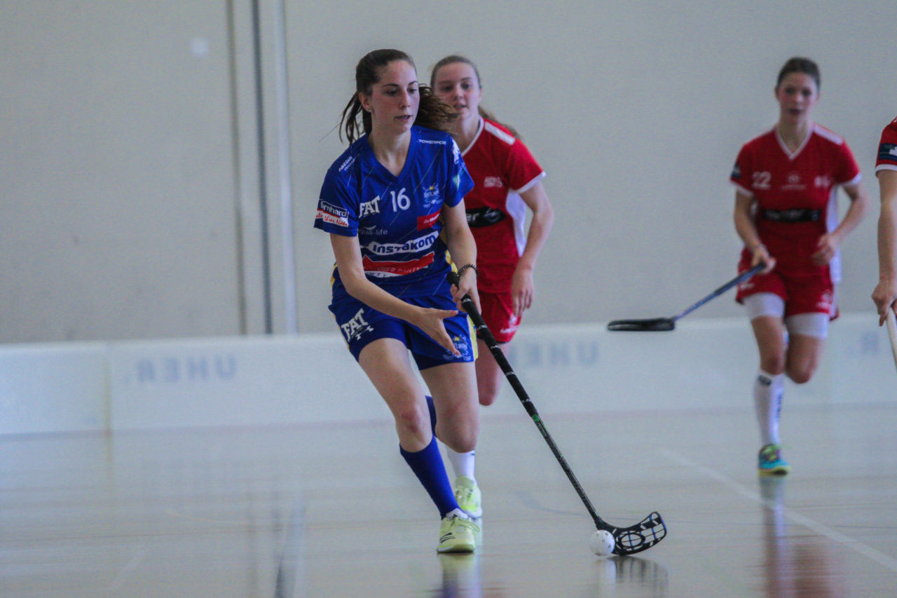 Hüenerweid (Dietlikon), 24.09.2017, Unihockey Damen U21 A 2. Runde, UHC Dietlikon - UH Red Lions Frauenfeld

(Claudio Schwarz, unihockey-fotos.ch)

Copyright: Claudio Schwarz, unihockey-fotos.ch – Dieses Bild wurde durch swiss unihockey lizenziert und darf ausschliesslich auf den Online-Kanälen von swiss unihockey verwendet werden. Die redaktionelle oder kommerzielle Nutzung durch Dritte (Medien, Vereine, Unternehmen oder Privatpersonen) per Download von diesem flickr-Account ist ausgeschlossen. Das Bild kann bei Interesse via unihockey-fotos.ch kostenpflichtig lizenziert werden. unihockey-fotos.ch behält sich vor, fehlbaren Medien, Vereinen, Unternehmen oder Privatpersonen Bilder mit einem Zuschlag in Rechnung zu stellen.